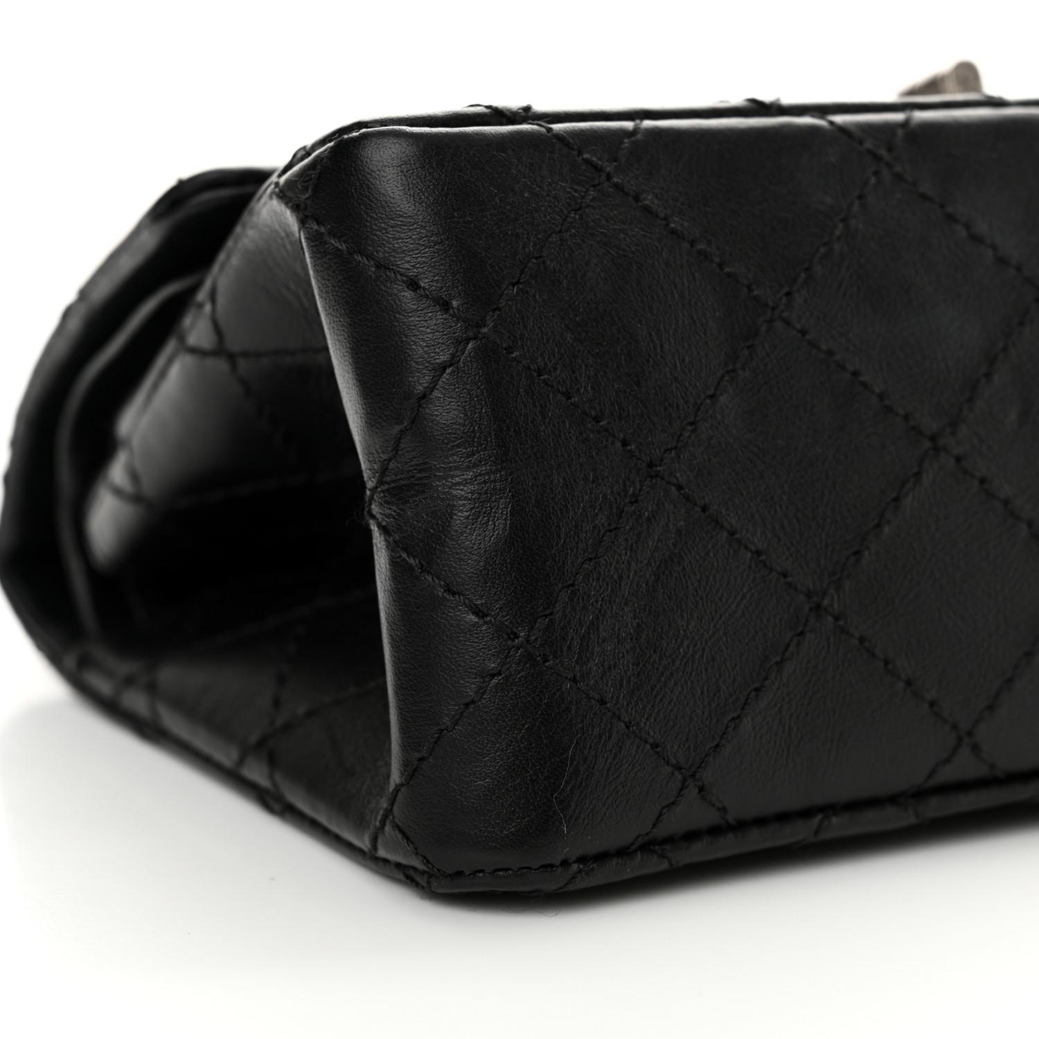 CHANEL 2.55 Reissue Number 5 Charms Sac à rabat en cuir de veau vieilli noir en vente 3