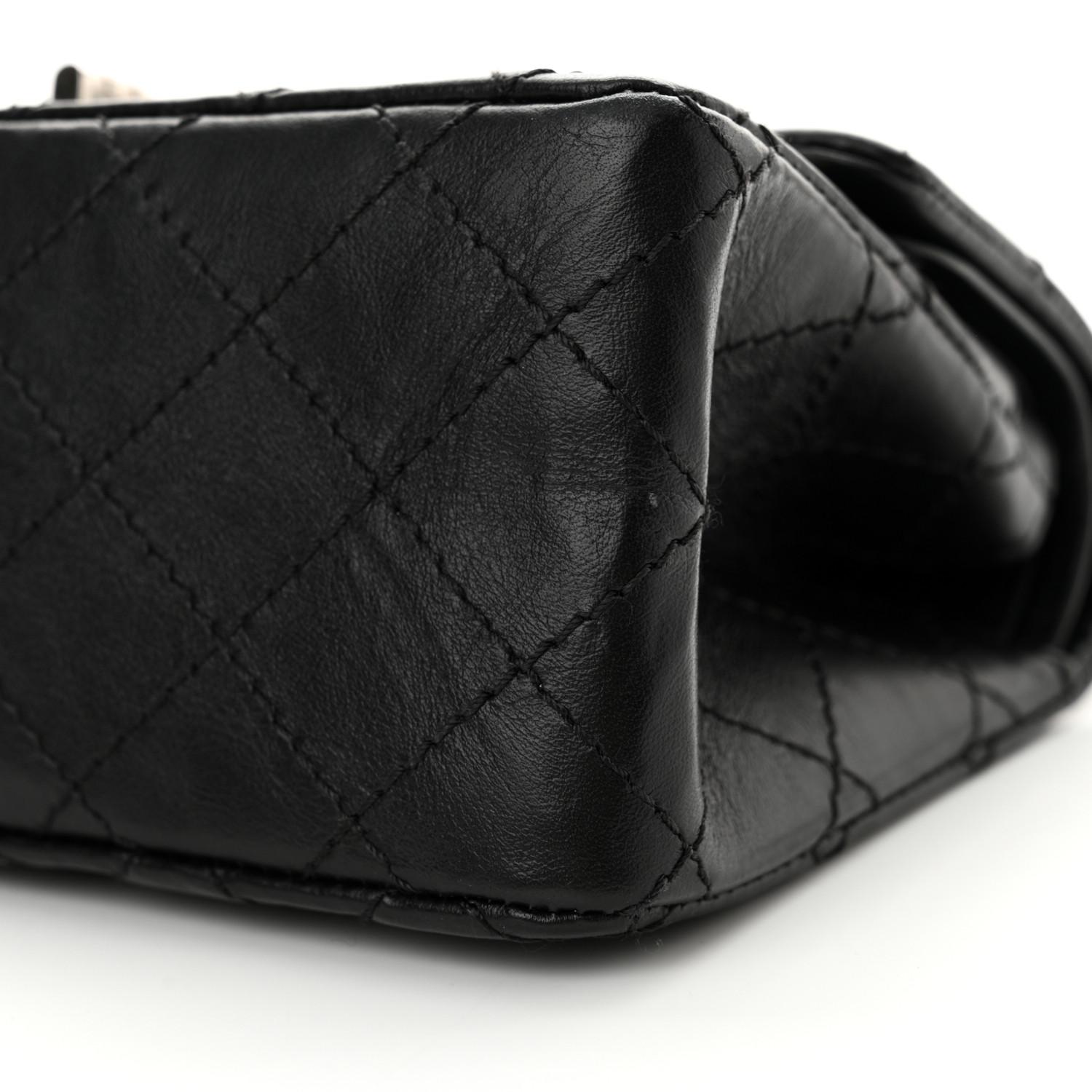 CHANEL 2.55 Reissue Number 5 Charms Sac à rabat en cuir de veau vieilli noir en vente 4