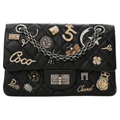 CHANEL 2.55 Reissue Number 5 Charms Sac à rabat en cuir de veau vieilli noir