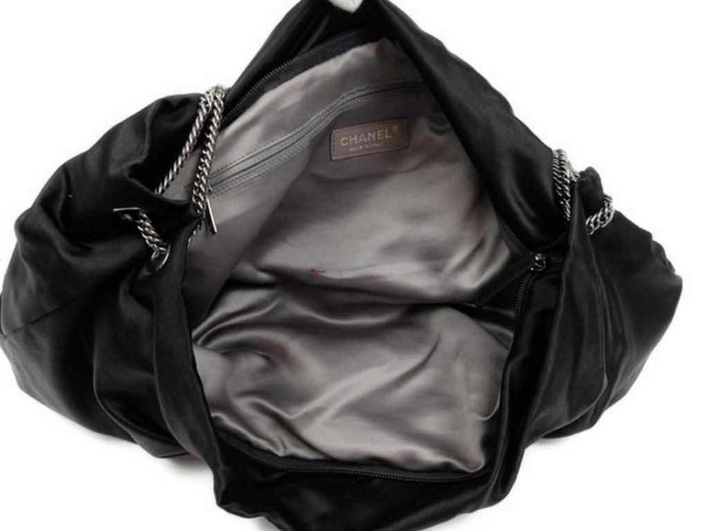 Chanel 2.55 Reissue ( Rare ) Quilted Jumbo Bow Tie Chain 219748 Shoulder Bag In Excellent Condition For Sale In Forest Hills, NY