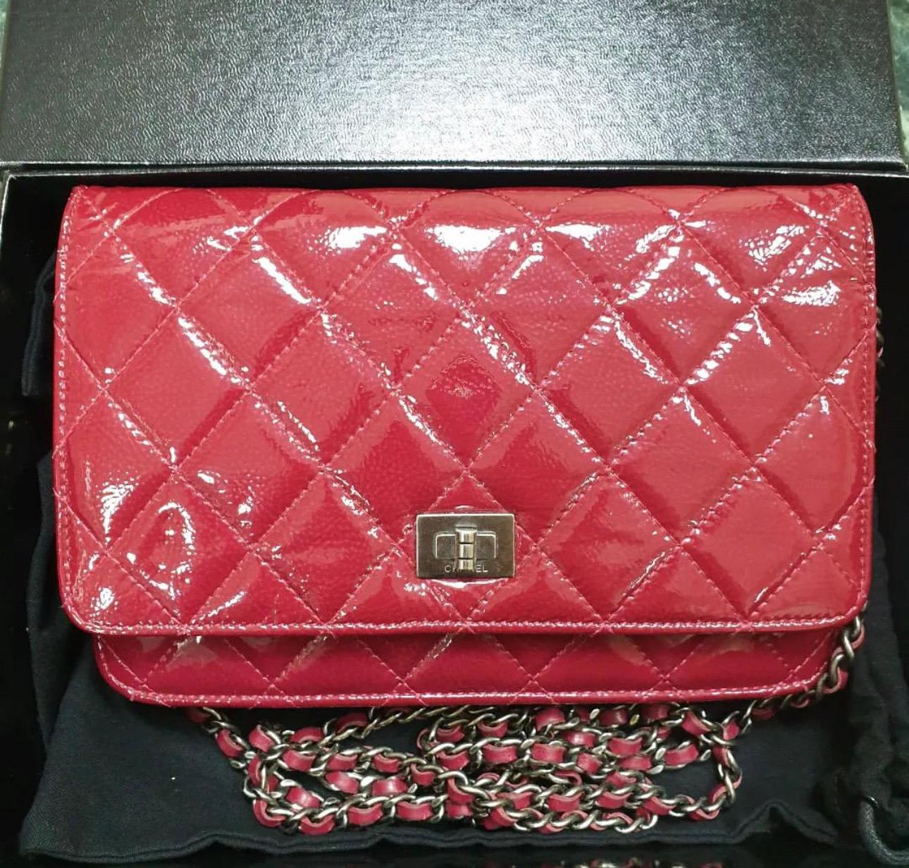 Chanel 2.55 Reissue WOC Red Rouge Patent Leather Bag In Good Condition In Krakow, PL