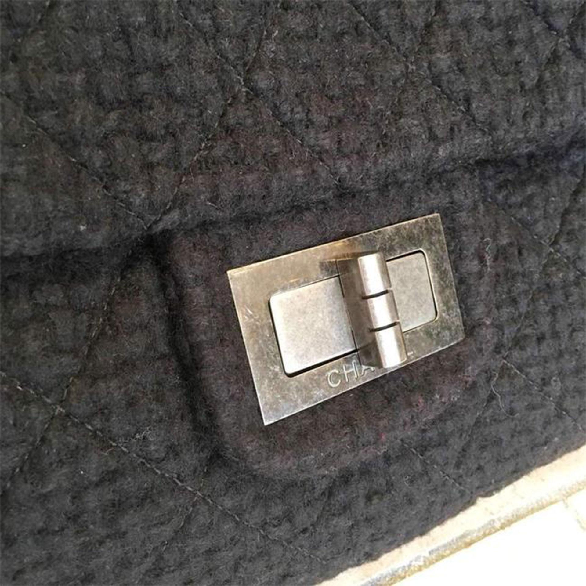 Chanel 2,55 Reissue XL Gesteppte Riesen Maxi Jetsetter Schwarze Tweed Umhängetasche für Damen oder Herren im Angebot