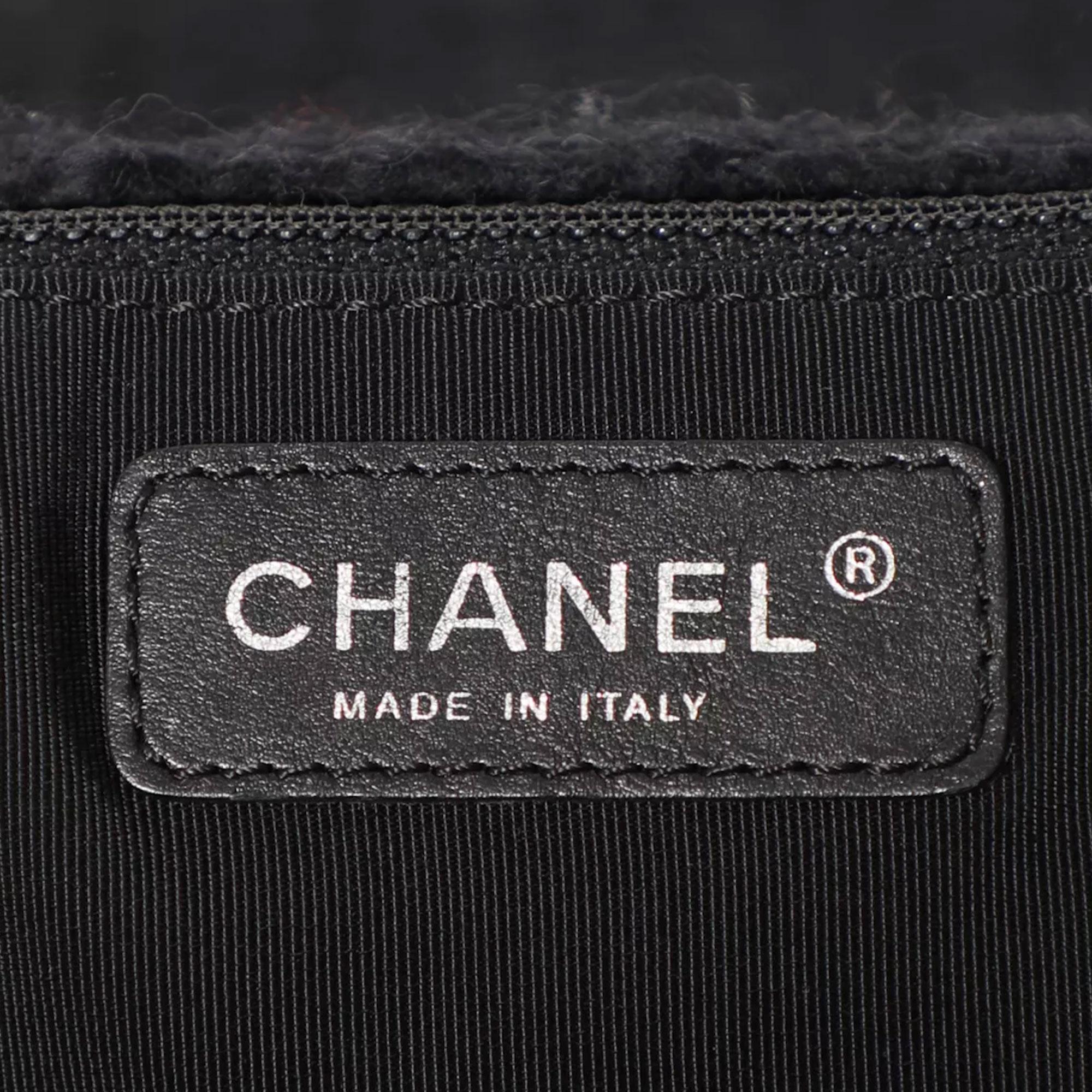 Chanel 2.55 Reissue XL Quilted Giant Maxi Jetsetter Black Tweed Shoulder Bag For Sale 5