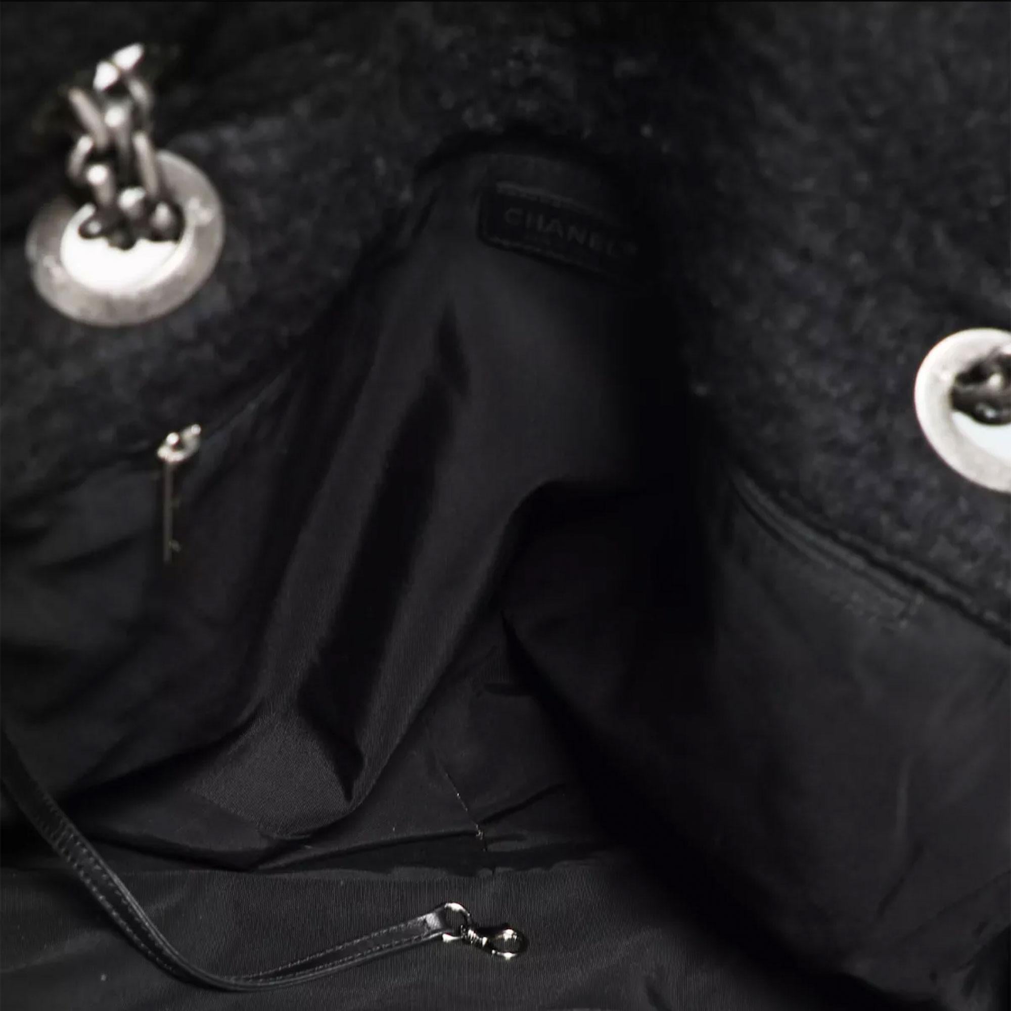 Chanel 2.55 Reissue XL Quilted Giant Maxi Jetsetter Black Tweed Shoulder Bag en vente 6