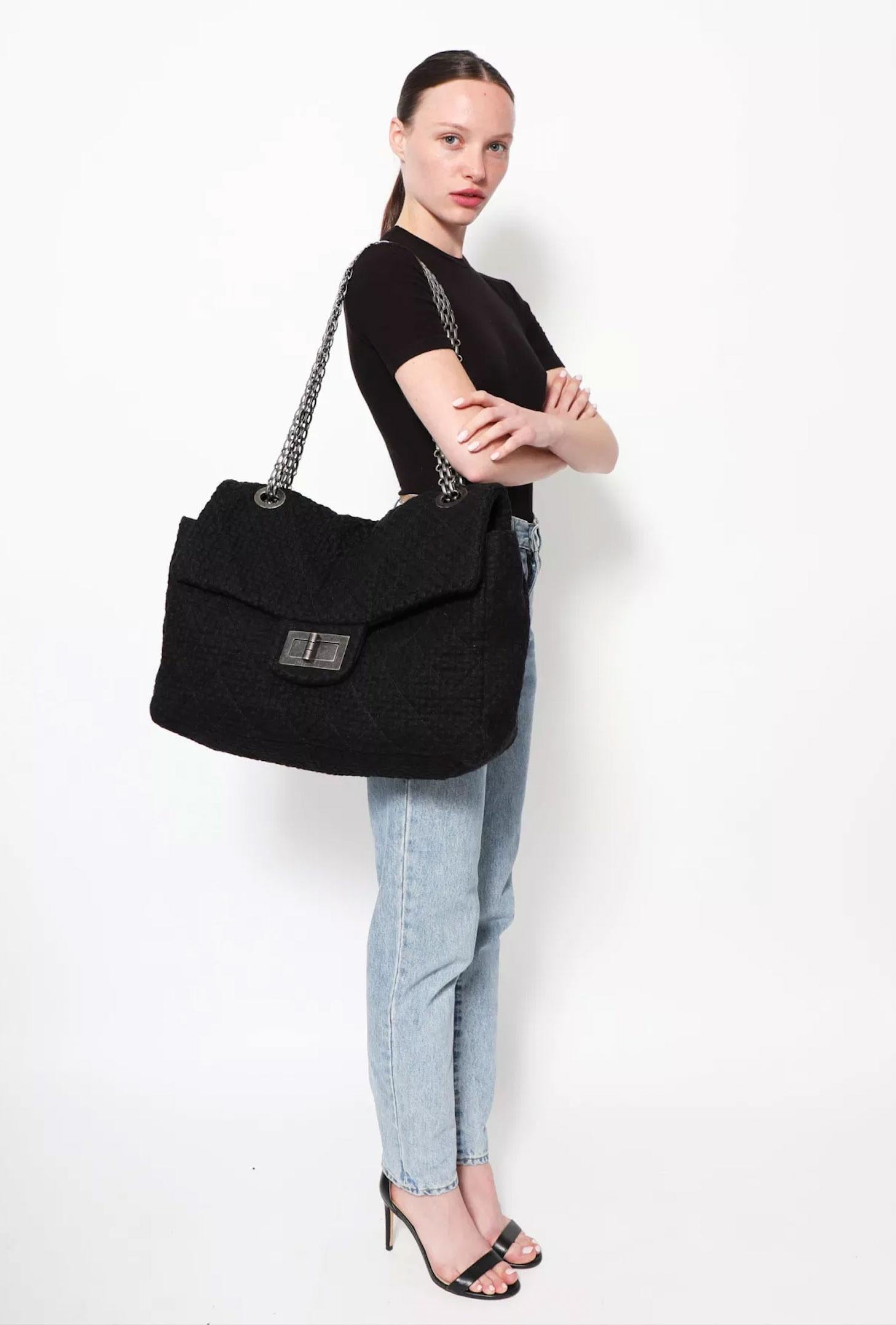 Chanel 2.55 Reissue XL Quilted Giant Maxi Jetsetter Black Tweed Shoulder Bag en vente 8