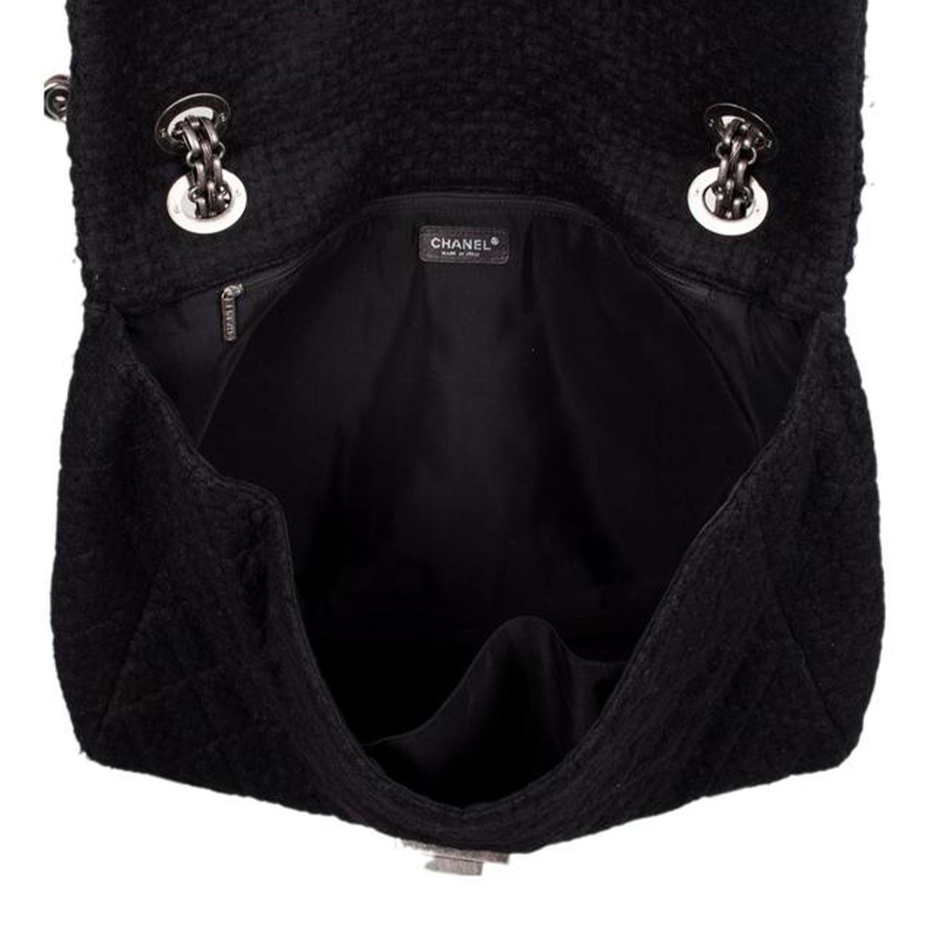 Chanel 2.55 Reissue XL Quilted Giant Maxi Jetsetter Black Tweed Shoulder Bag en vente 5