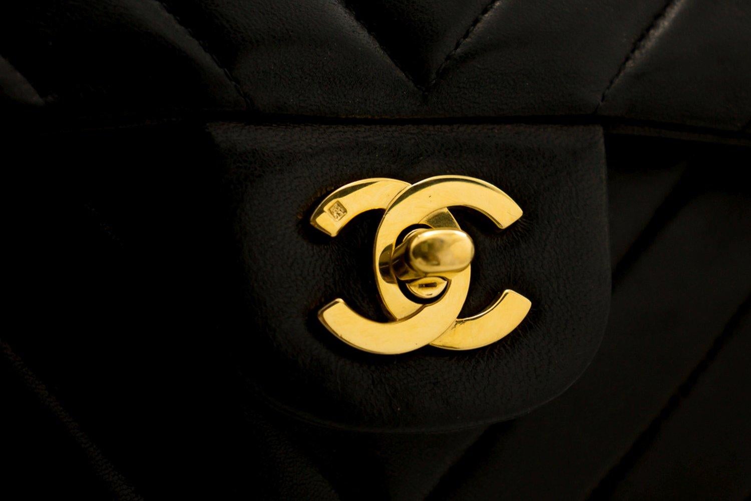CHANEL 2,55 V-Stitch-Umhängetasche aus Lammfell mit doppelter Kette und Klappe im Angebot 7