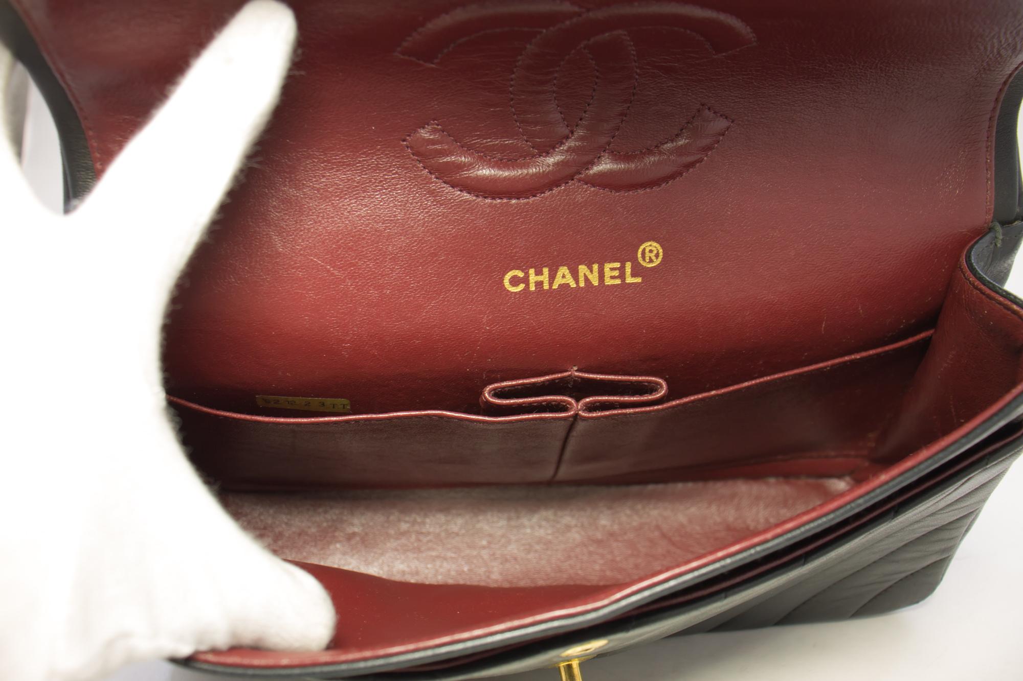 CHANEL 2,55 V-Stitch-Umhängetasche aus Lammfell mit doppelter Kette und Klappe im Angebot 4