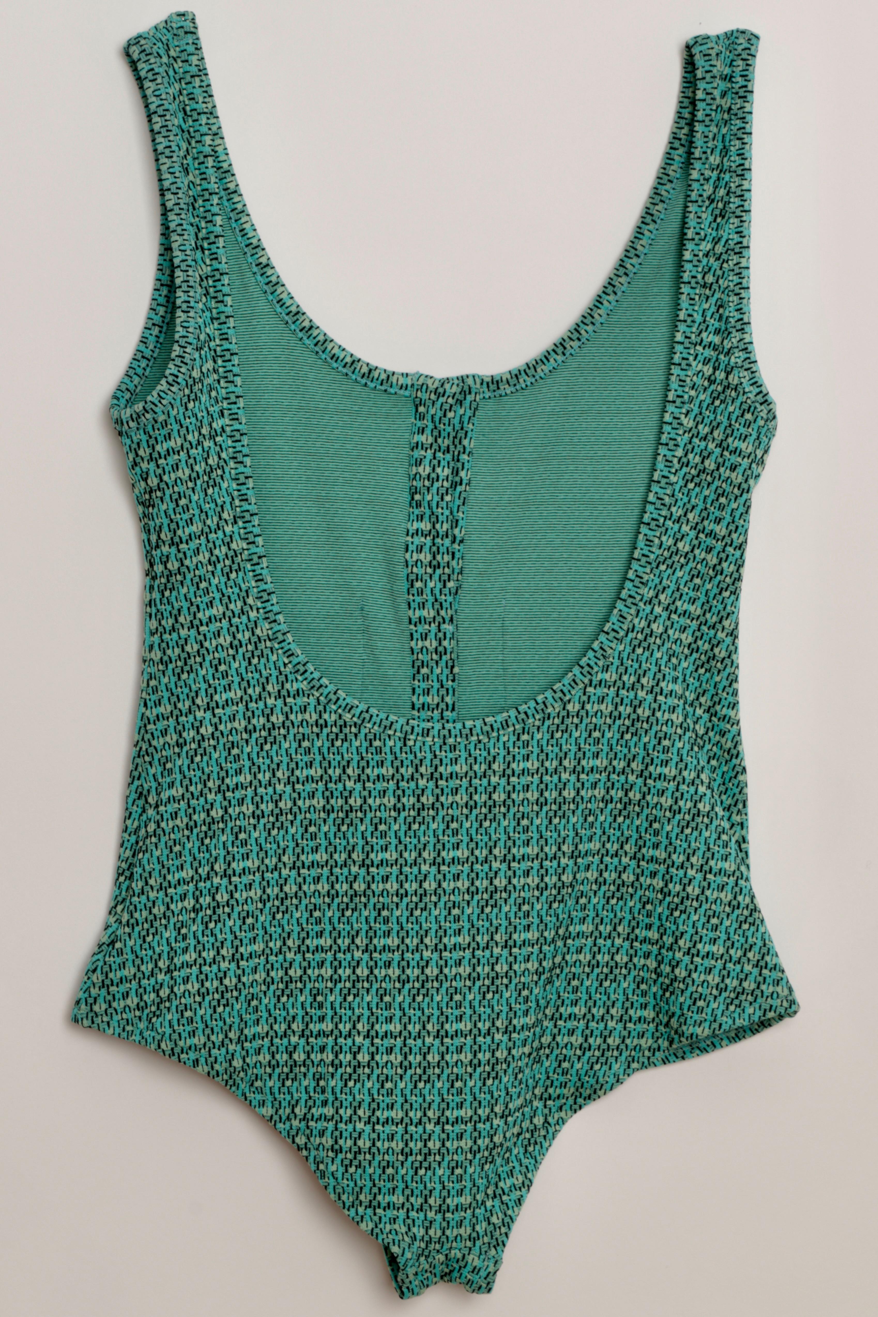 Maillot de bain une pièce Chanel Croisière 2025 en tissu stretch effet tweed texturé vert. Boutons en émail double C et détails des poches. 

Jamais porté, avec étiquette, tissu et bouton de rechange. 

Taille 36 FR 
Composition : 93% polyamide, 7%