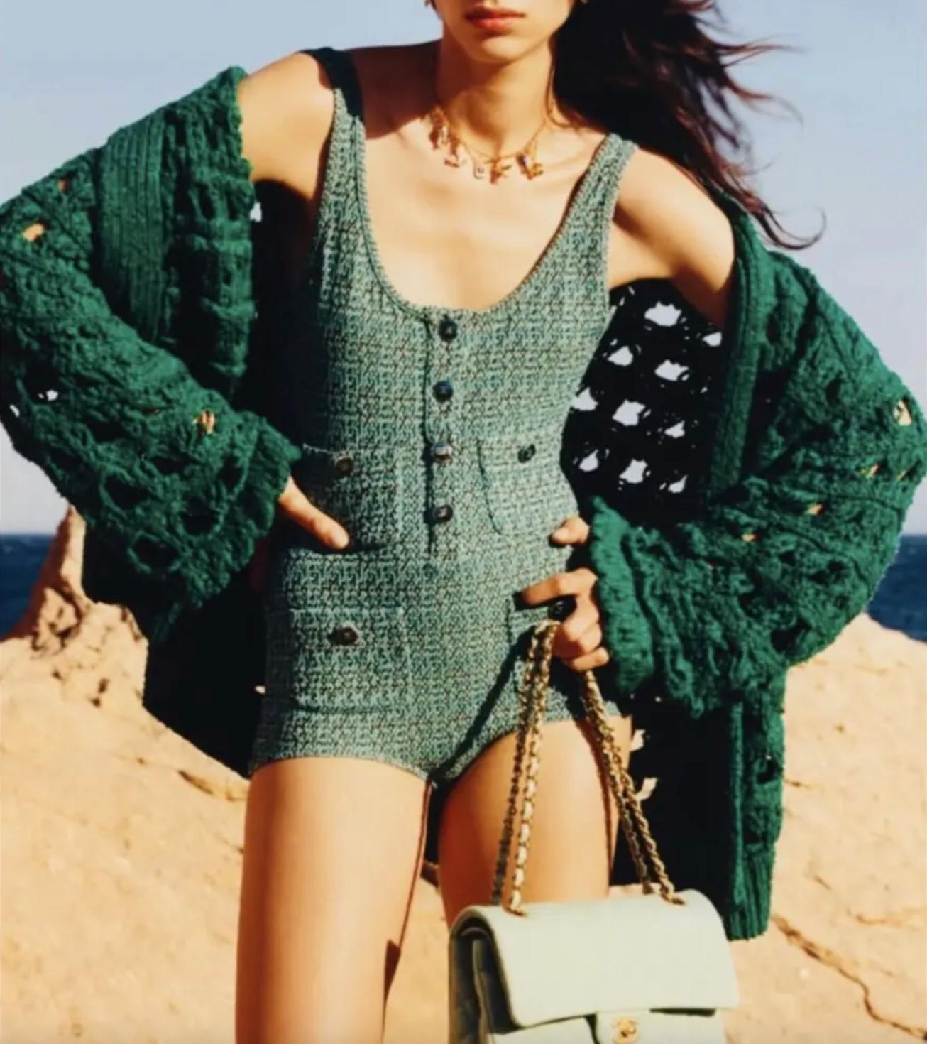 Bleu Chanel 25C  Maillot de bain une pièce avec poches et boutons Nouveau avec étiquettes en vente