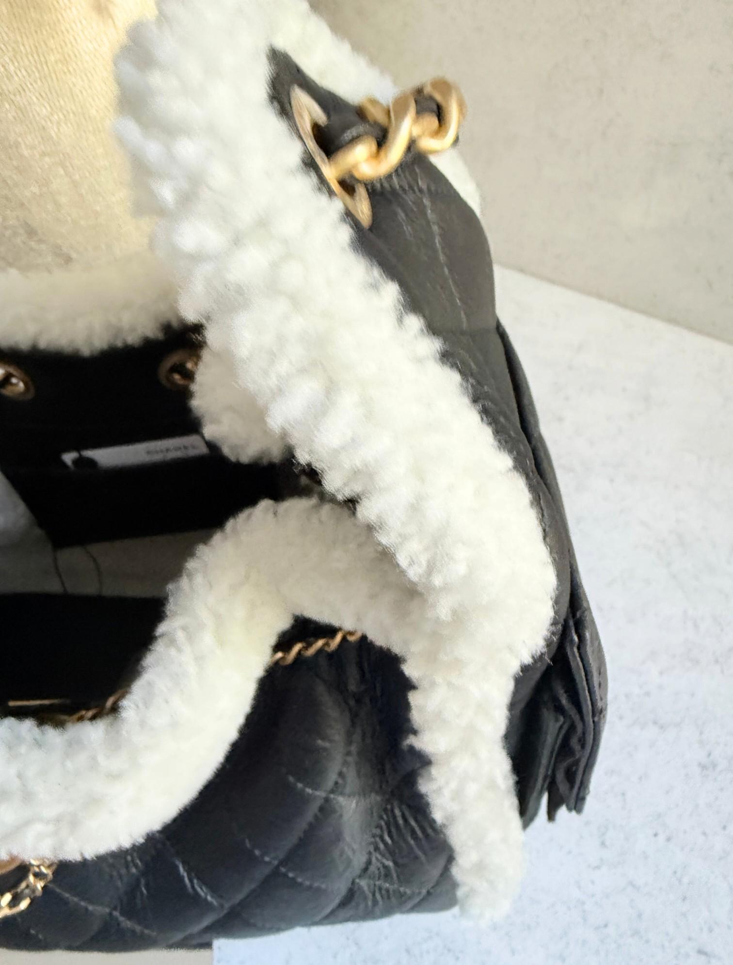 Chanel 25K Borsa Hobo piccola in pelle di vitello nera con finiture in shearling bianco Hardware dorato in vendita 5