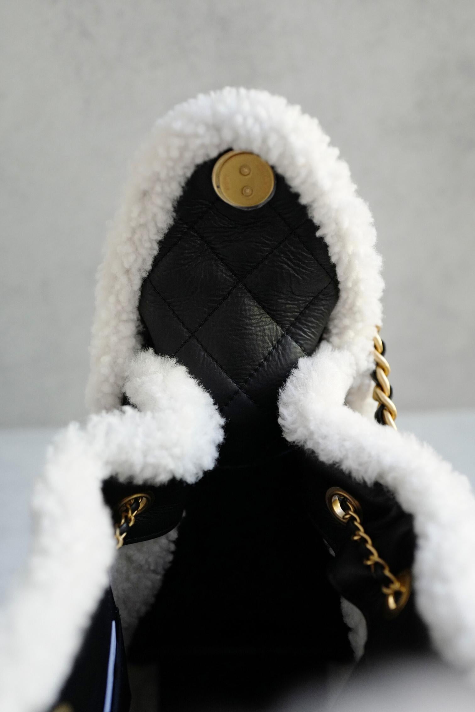 Chanel 25K Borsa Hobo piccola in pelle di vitello nera con finiture in shearling bianco Hardware dorato in vendita 6