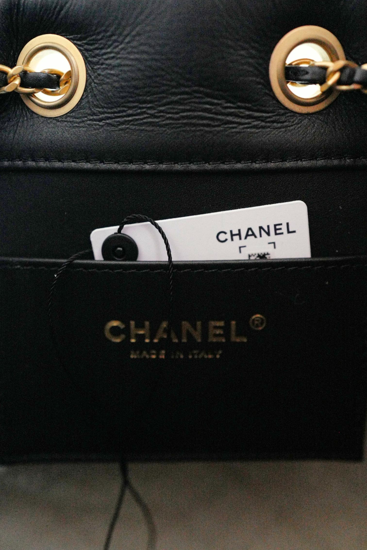 Chanel 25K Borsa Hobo piccola in pelle di vitello nera con finiture in shearling bianco Hardware dorato in vendita 7