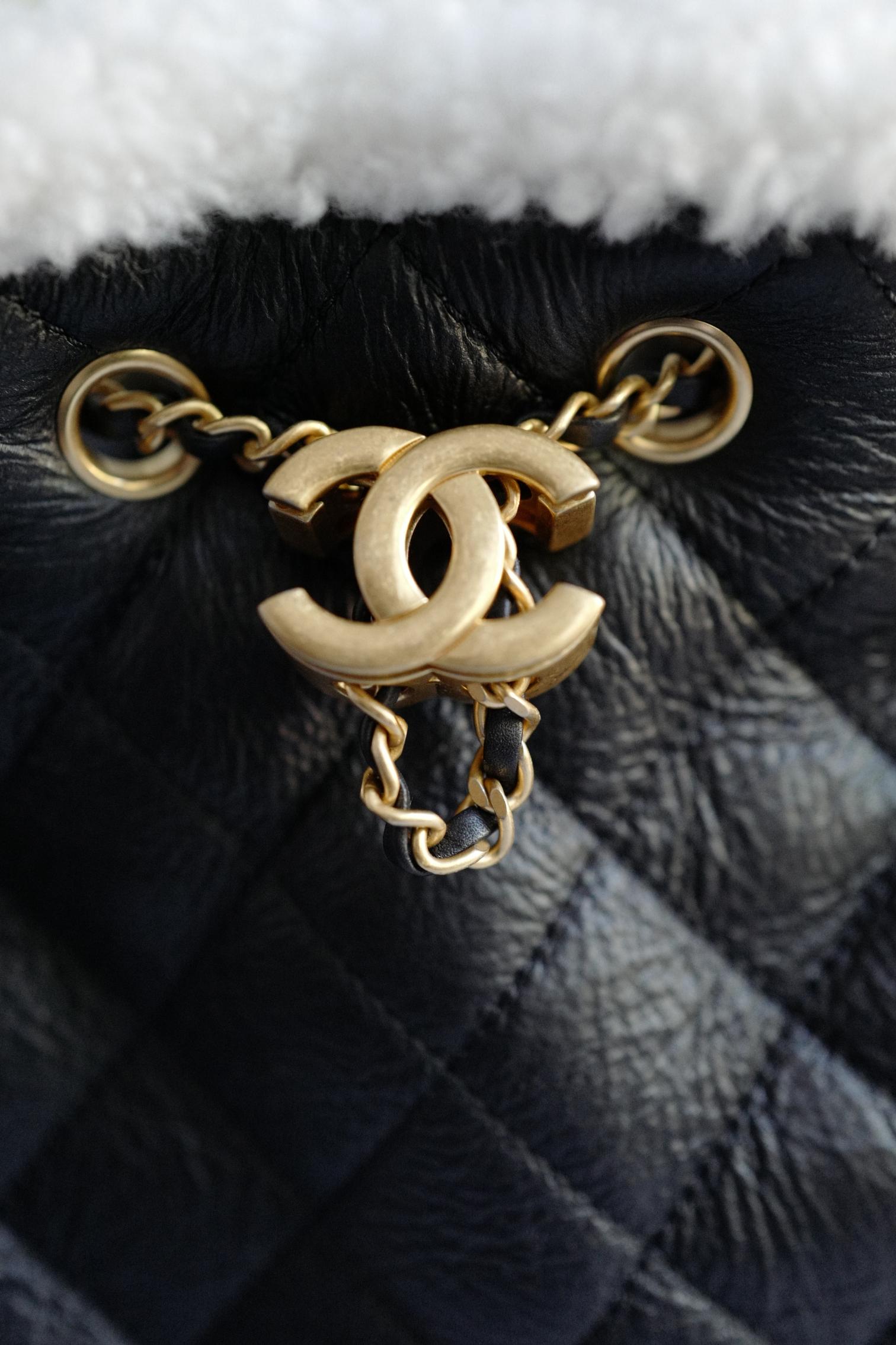 Chanel 25K Borsa Hobo piccola in pelle di vitello nera con finiture in shearling bianco Hardware dorato in vendita 8