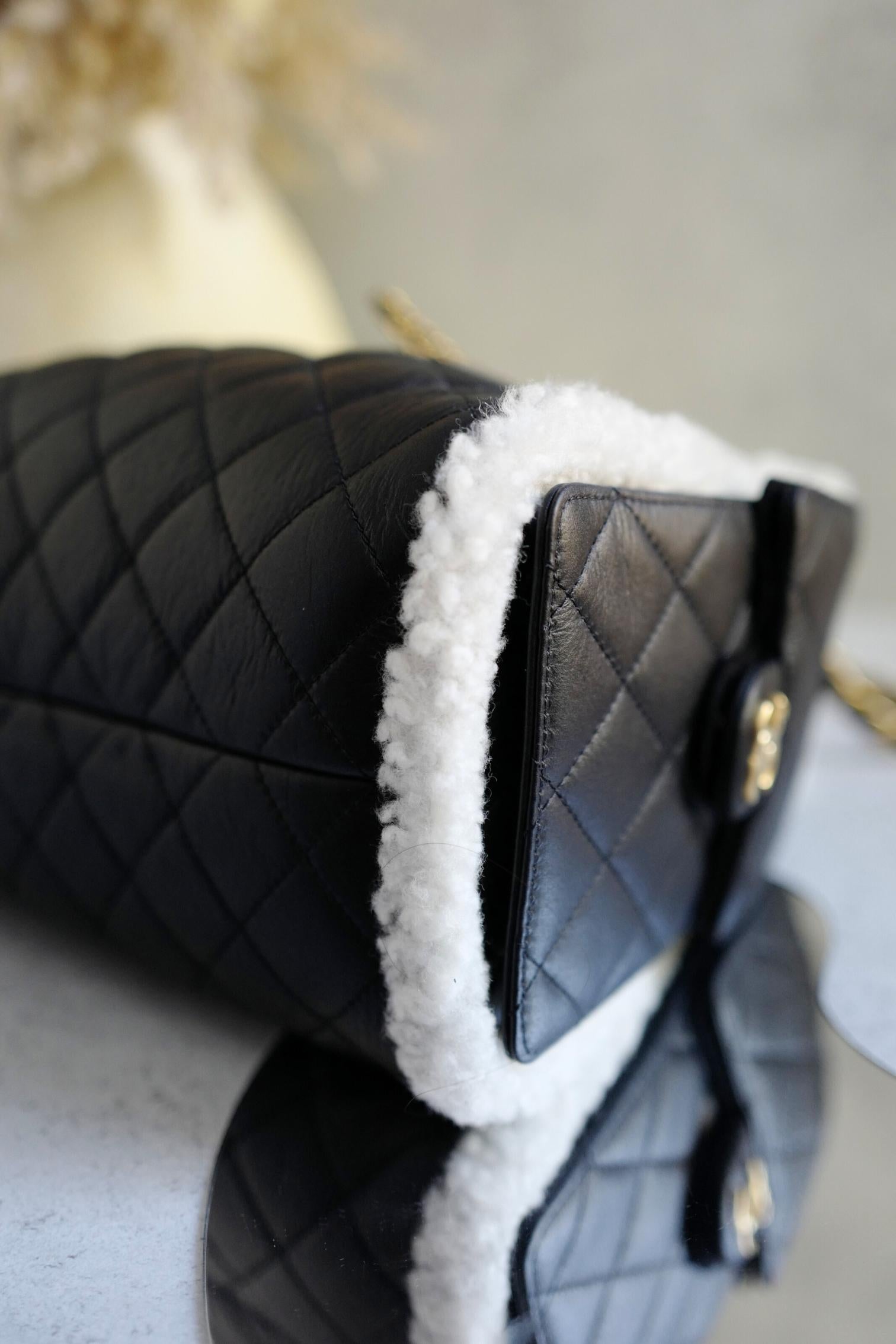 Chanel 25K Borsa Hobo piccola in pelle di vitello nera con finiture in shearling bianco Hardware dorato in vendita 9