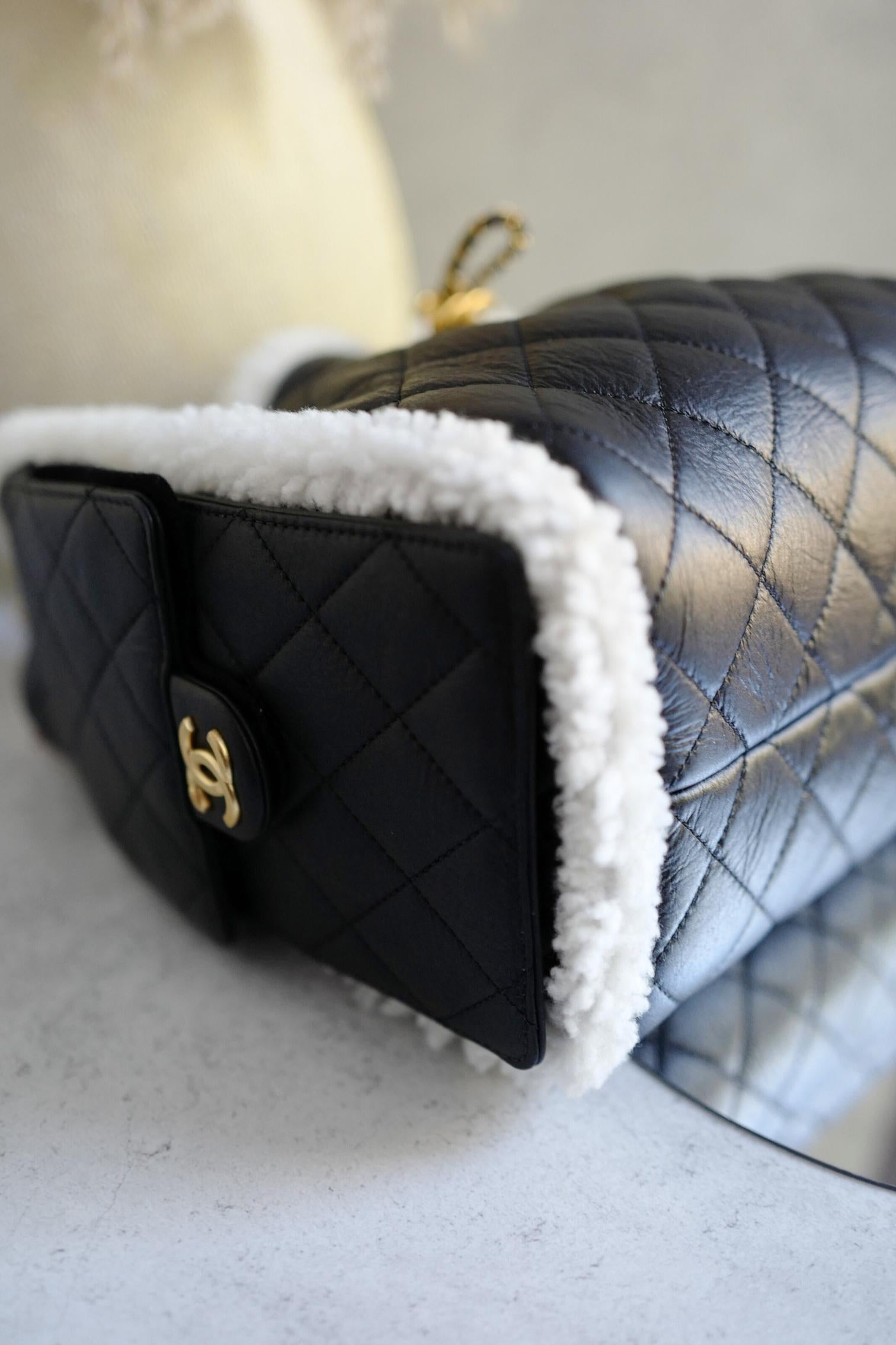 Chanel 25K Borsa Hobo piccola in pelle di vitello nera con finiture in shearling bianco Hardware dorato in vendita 10