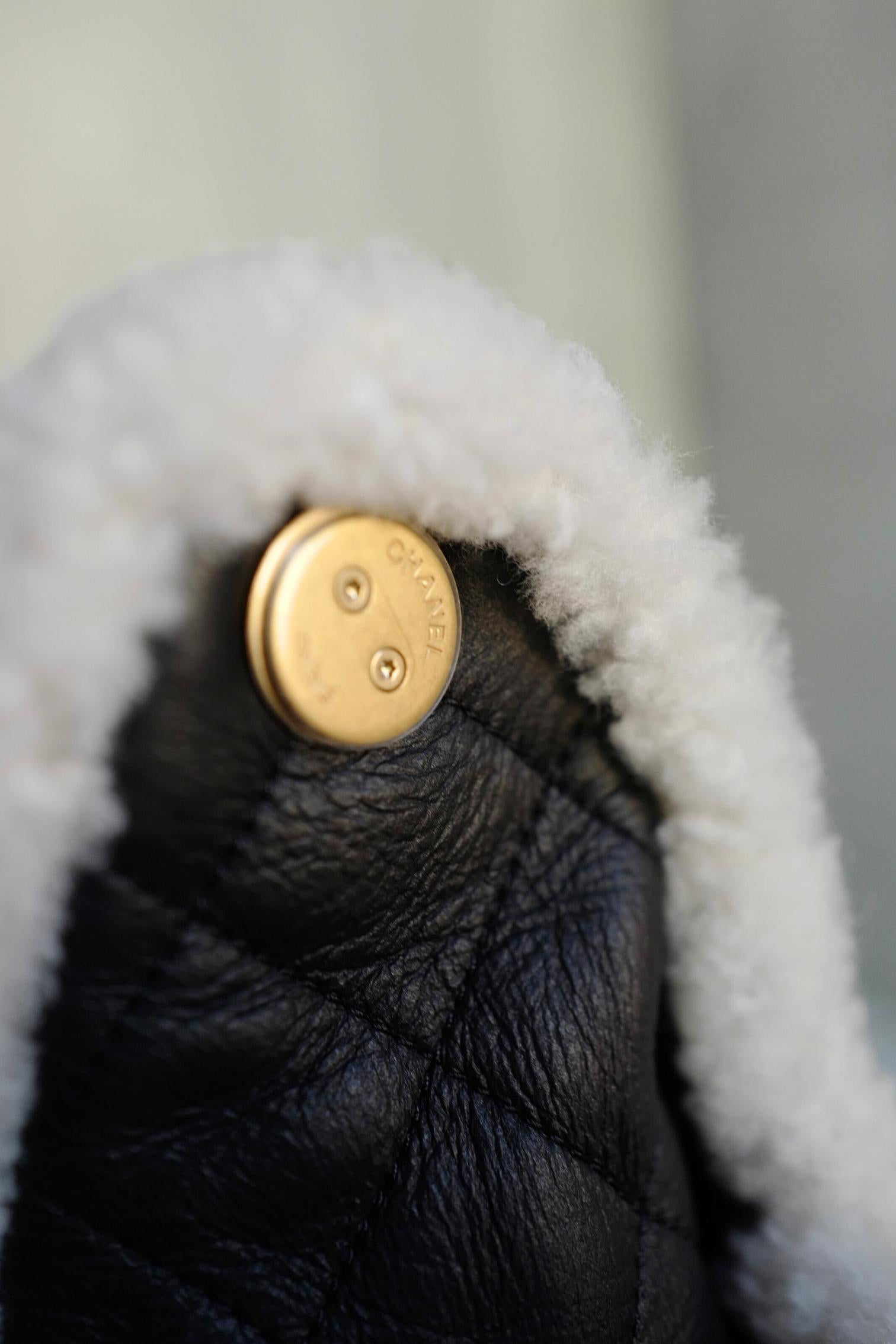 Chanel 25K Borsa Hobo piccola in pelle di vitello nera con finiture in shearling bianco Hardware dorato in vendita 11