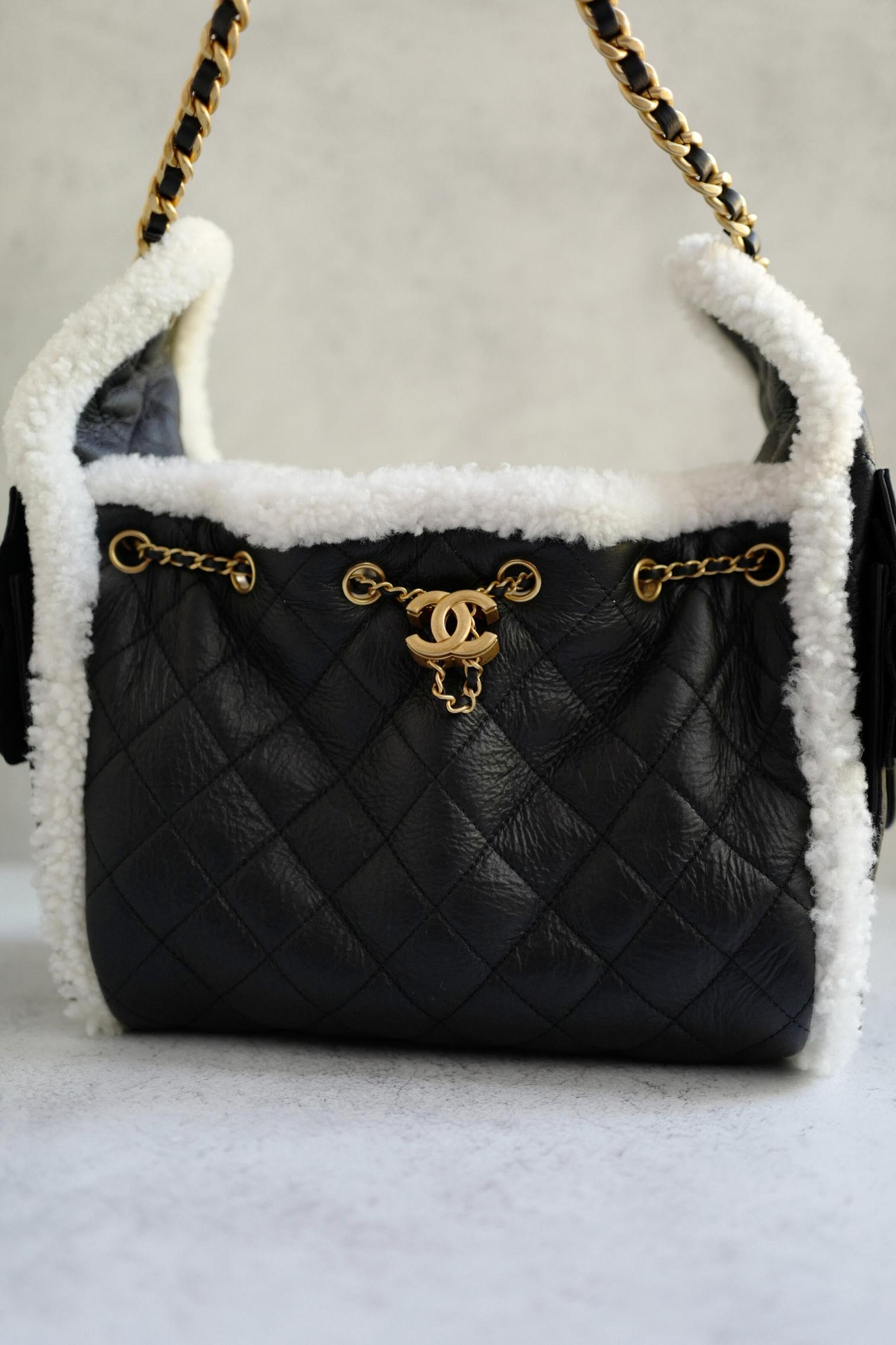 Chanel 25K Borsa Hobo piccola in pelle di vitello nera con finiture in shearling bianco Hardware dorato in vendita 12