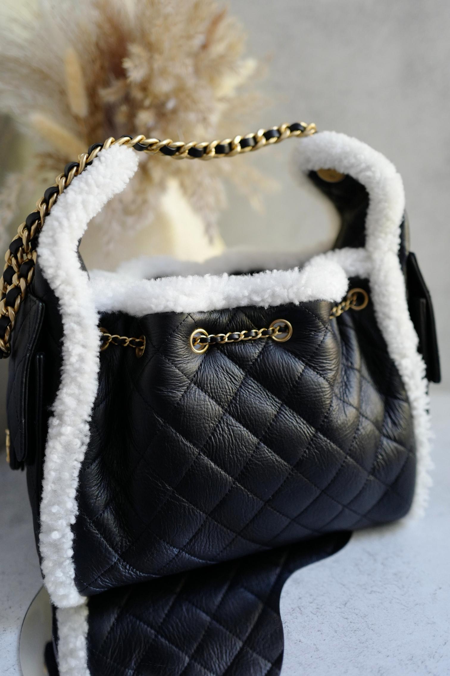 Chanel 25K Borsa Hobo piccola in pelle di vitello nera con finiture in shearling bianco Hardware dorato in vendita 13