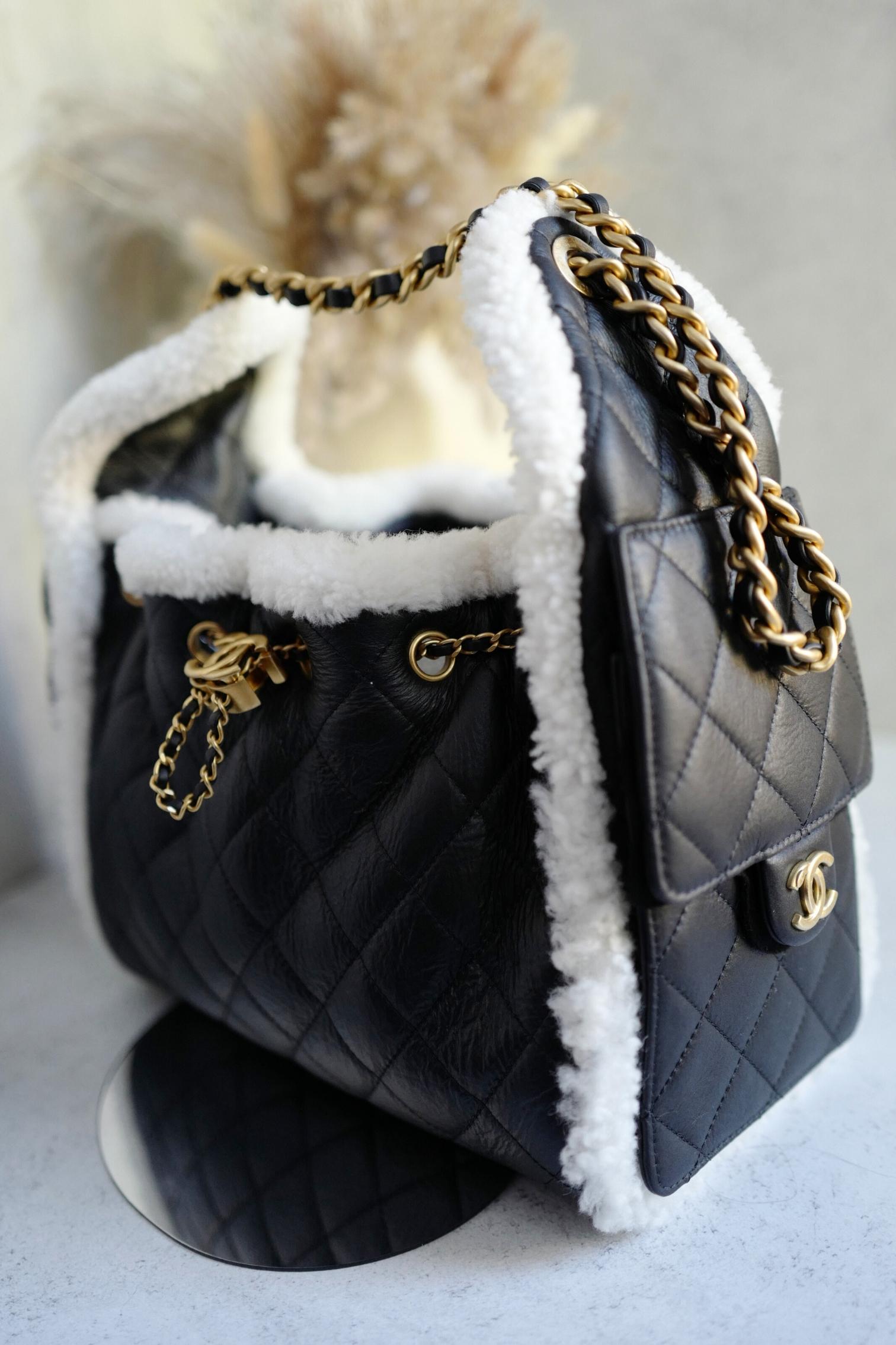 Chanel 25K Borsa Hobo piccola in pelle di vitello nera con finiture in shearling bianco Hardware dorato in vendita 14
