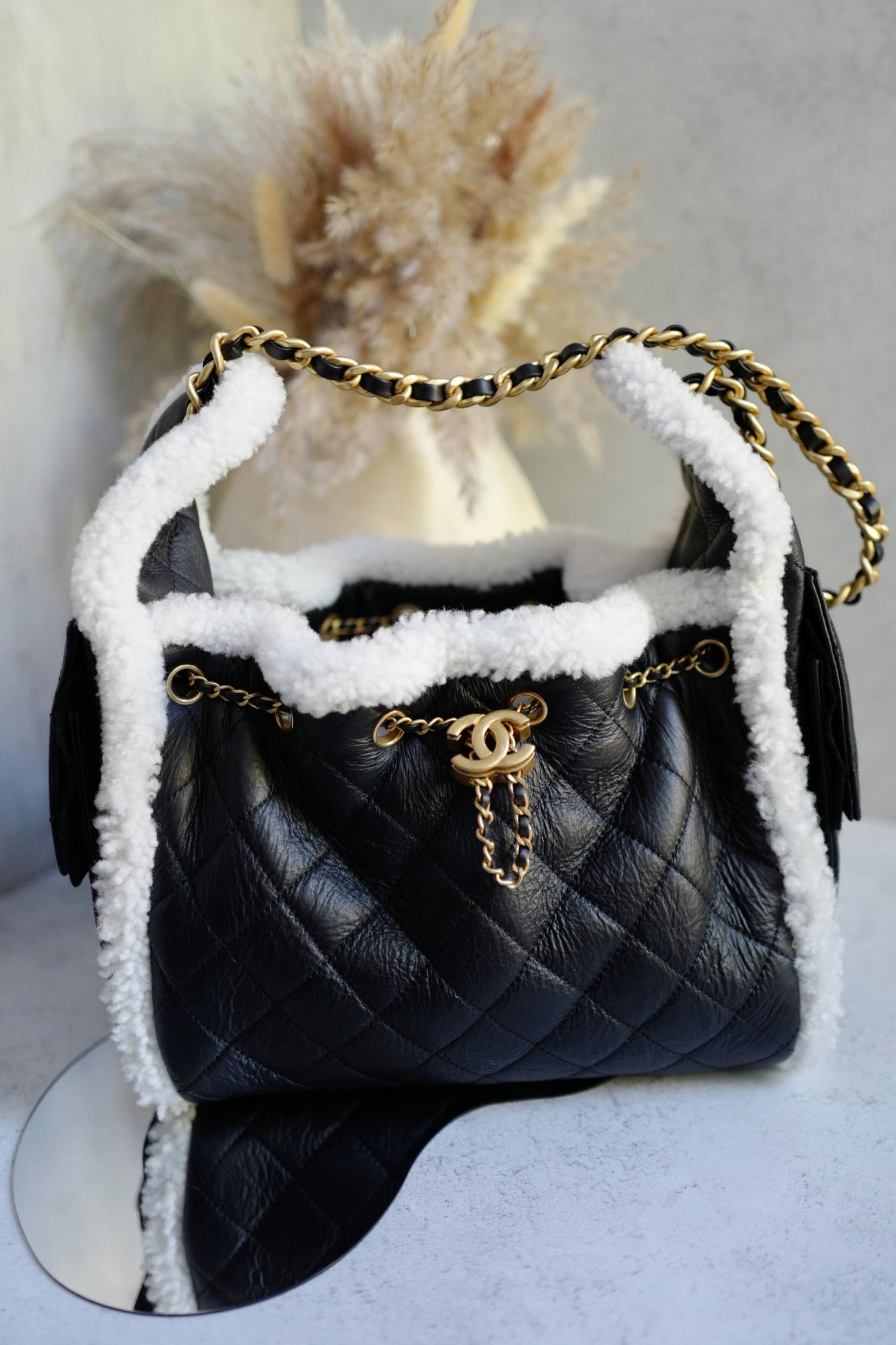 Chanel 25K Borsa Hobo piccola in pelle di vitello nera con finiture in shearling bianco Hardware dorato in vendita 15