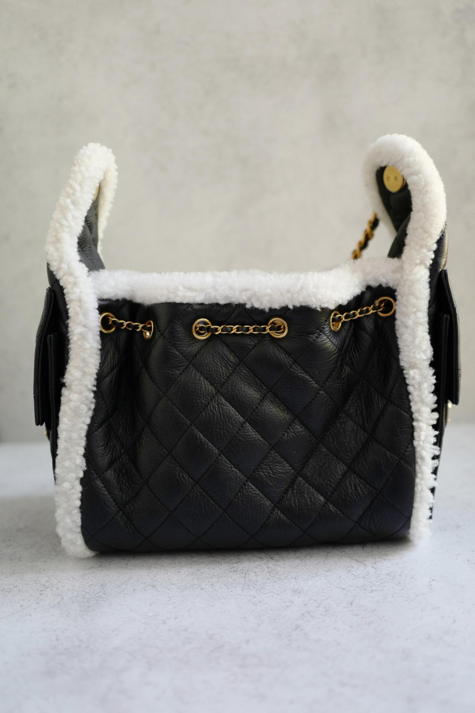 Nero Chanel 25K Borsa Hobo piccola in pelle di vitello nera con finiture in shearling bianco Hardware dorato in vendita