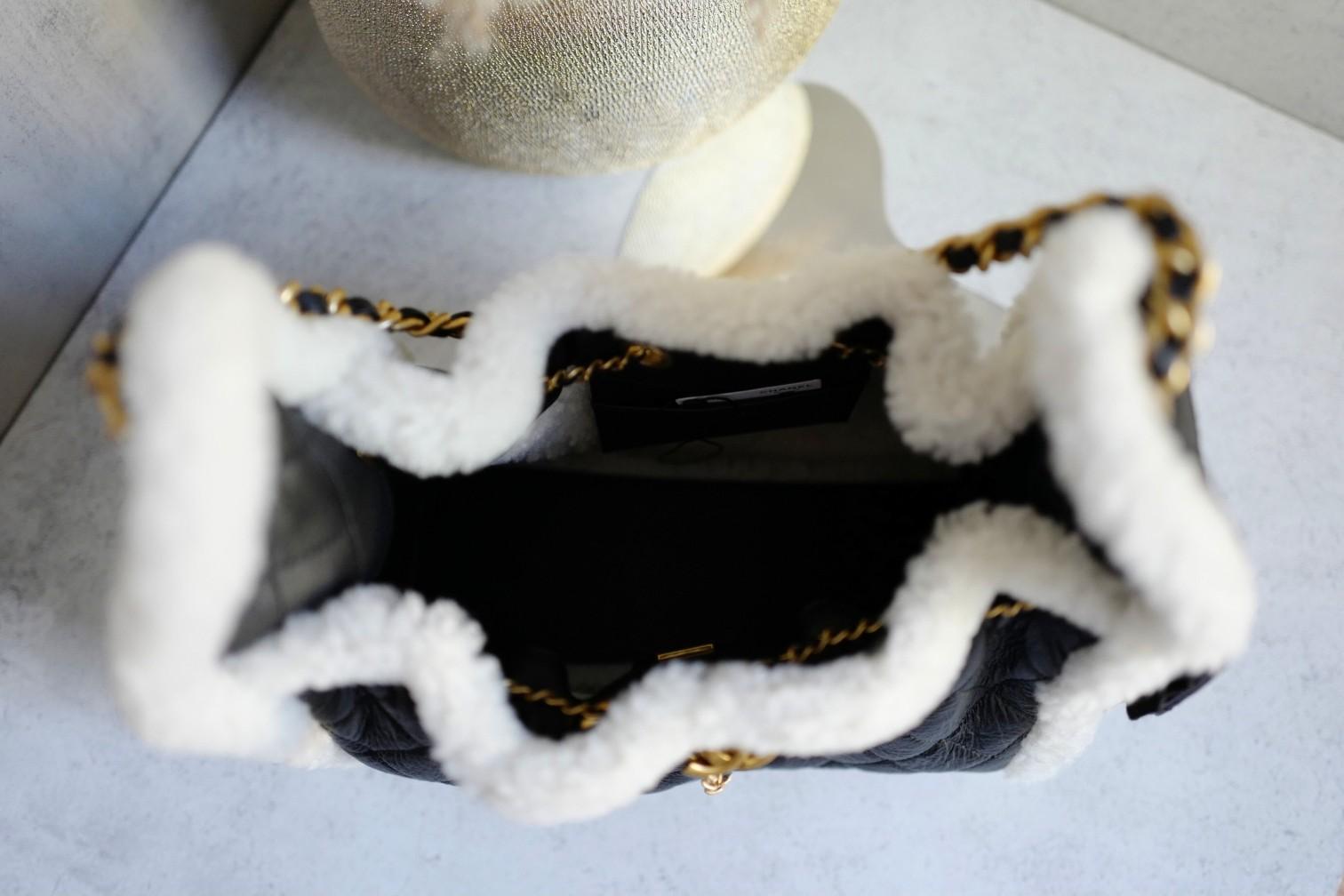 Chanel 25K Borsa Hobo piccola in pelle di vitello nera con finiture in shearling bianco Hardware dorato In condizioni Nuovo in vendita a Forest Park, GA