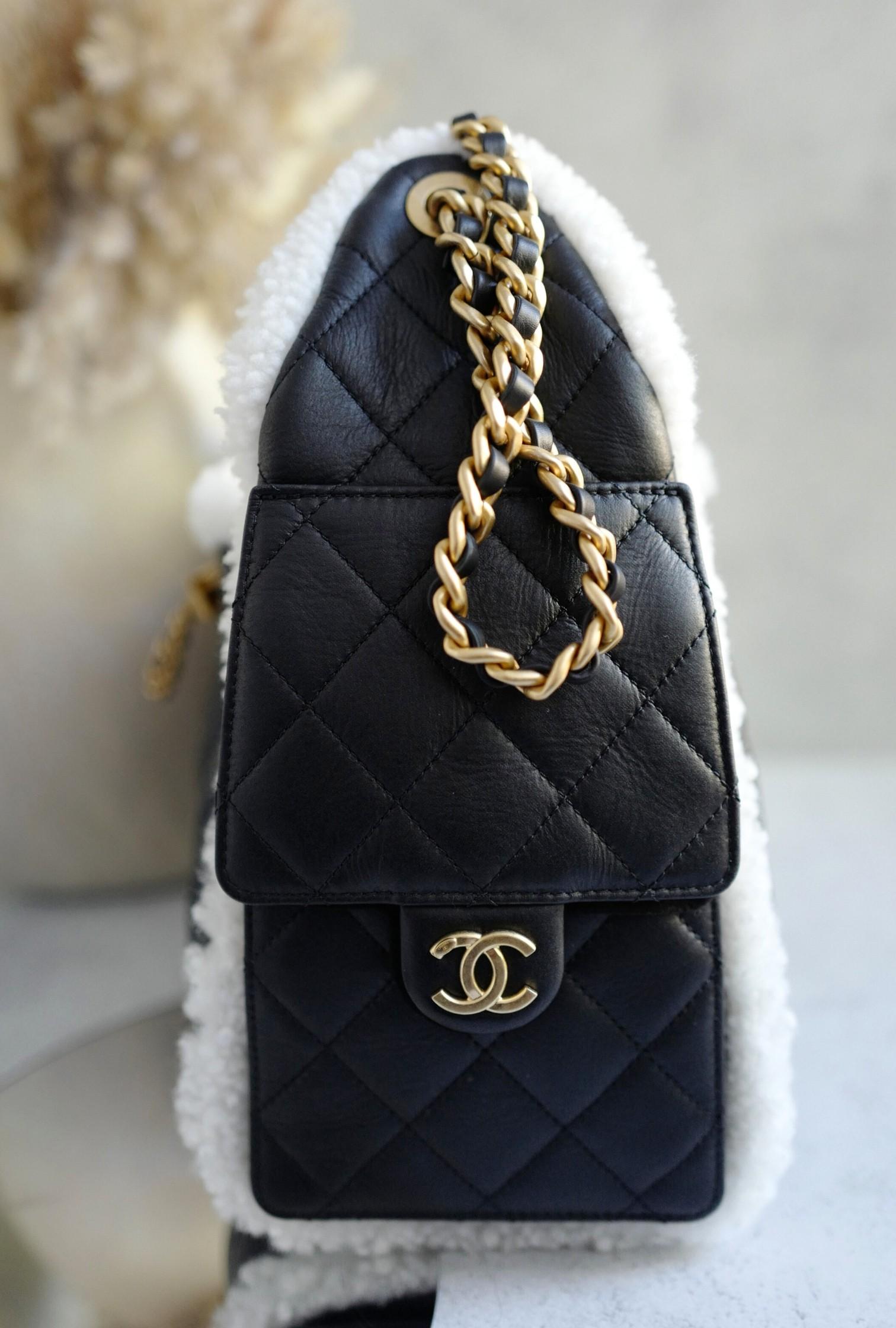Chanel 25K Borsa Hobo piccola in pelle di vitello nera con finiture in shearling bianco Hardware dorato in vendita 1