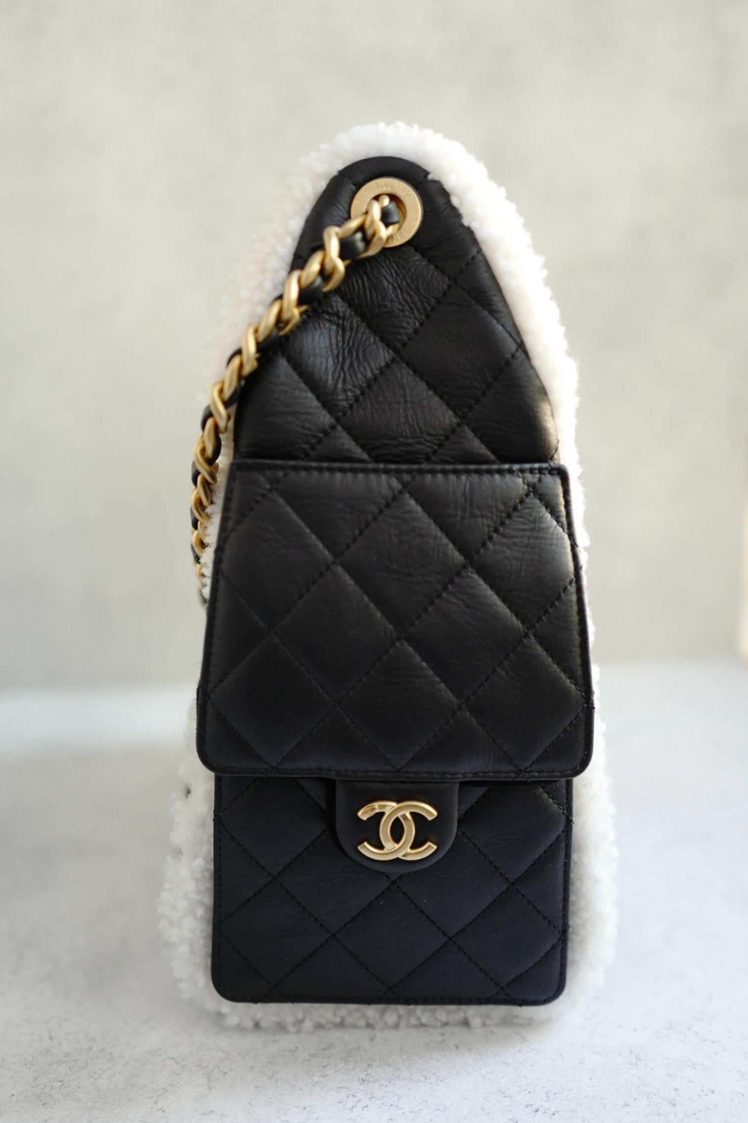 Chanel 25K Borsa Hobo piccola in pelle di vitello nera con finiture in shearling bianco Hardware dorato in vendita 2