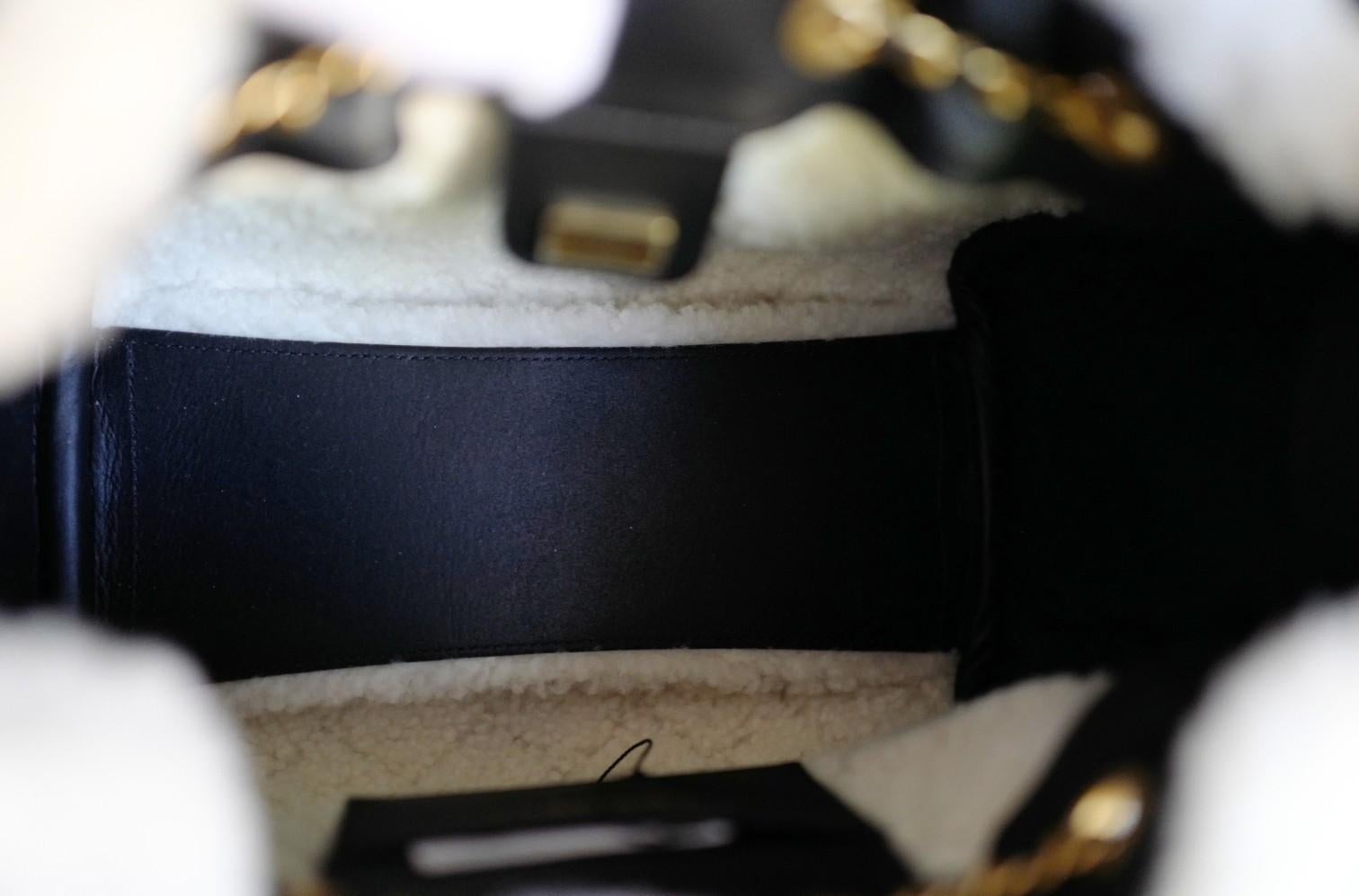 Chanel 25K Borsa Hobo piccola in pelle di vitello nera con finiture in shearling bianco Hardware dorato in vendita 3