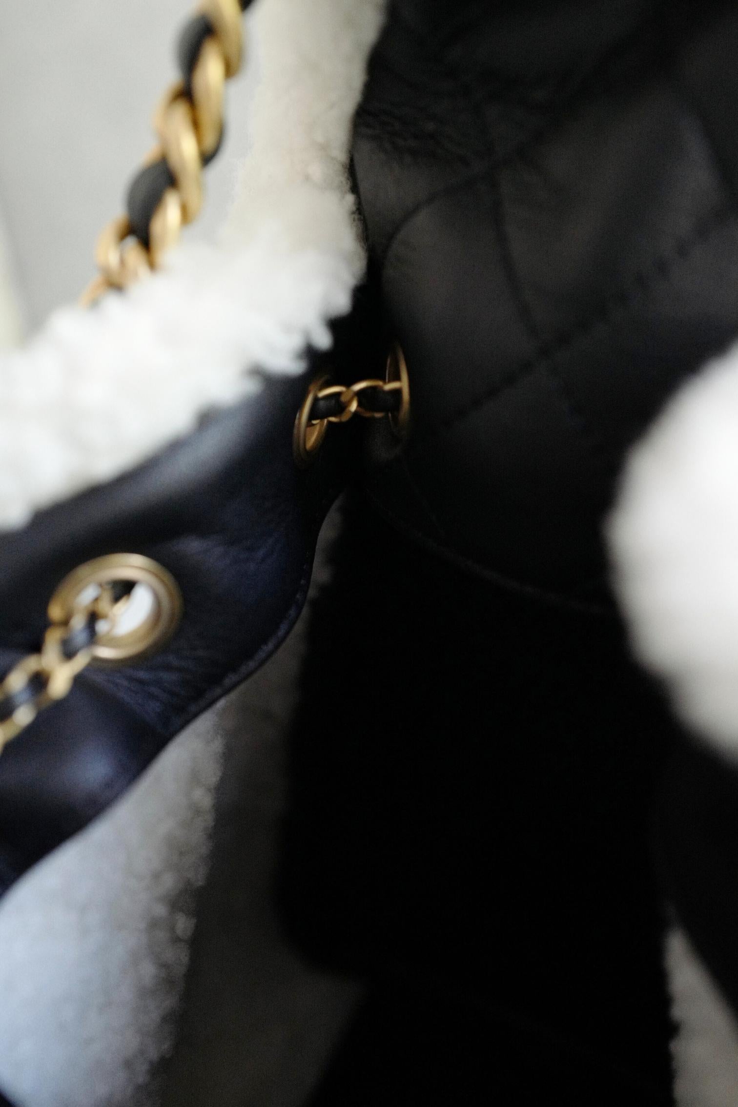 Chanel 25K Borsa Hobo piccola in pelle di vitello nera con finiture in shearling bianco Hardware dorato in vendita 4