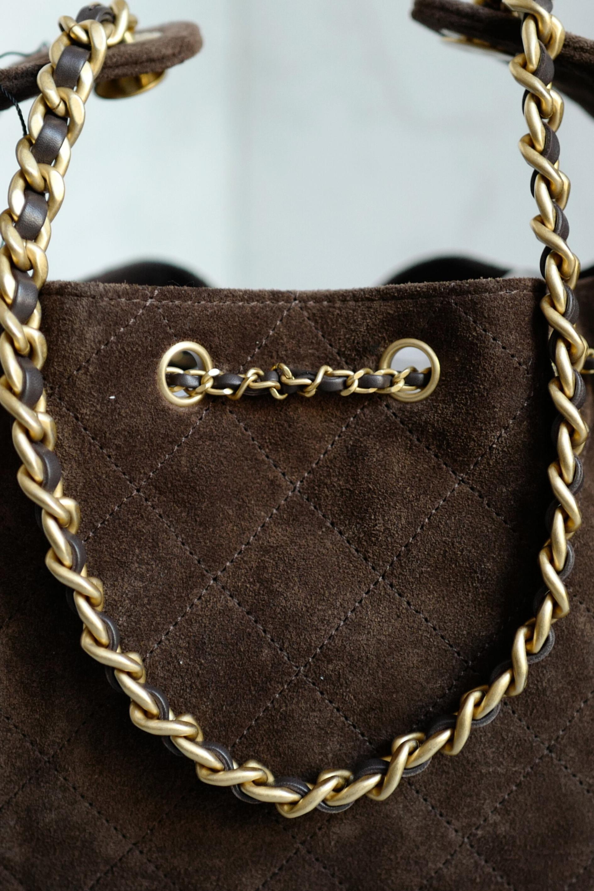 Chanel 25K Small Hobo Bag Dark Brown Suede with Gold Hardware en vente 6