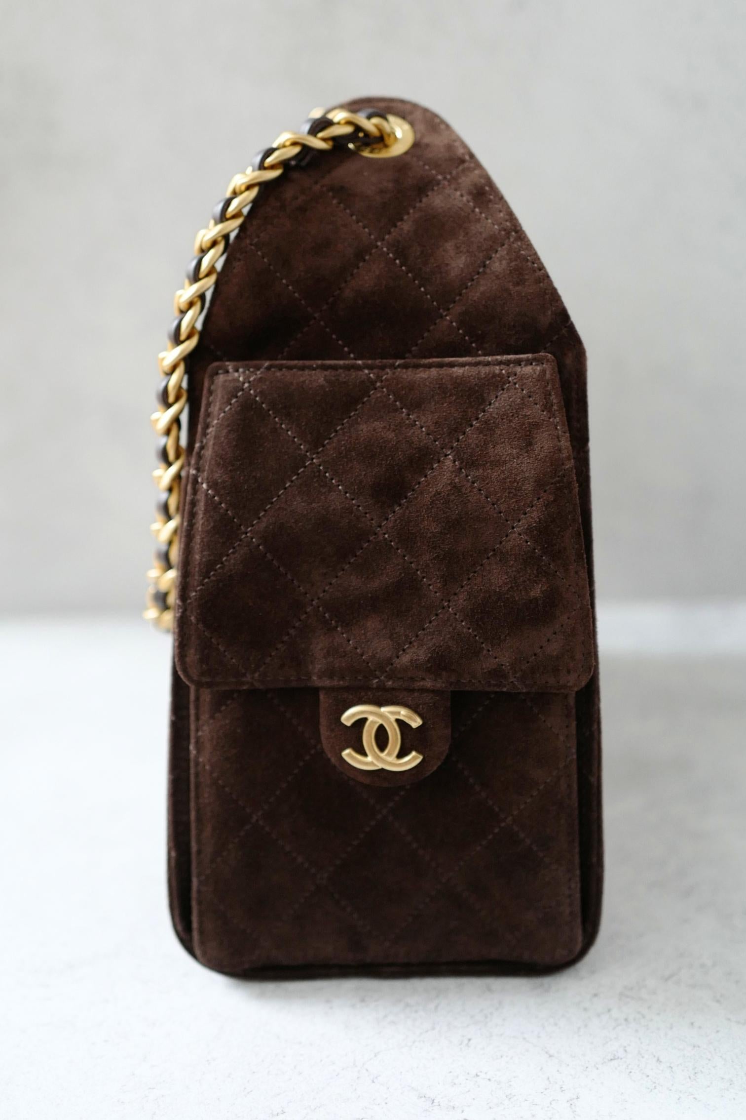Chanel 25K Small Hobo Bag Dark Brown Suede with Gold Hardware Neuf - En vente à Forest Park, GA