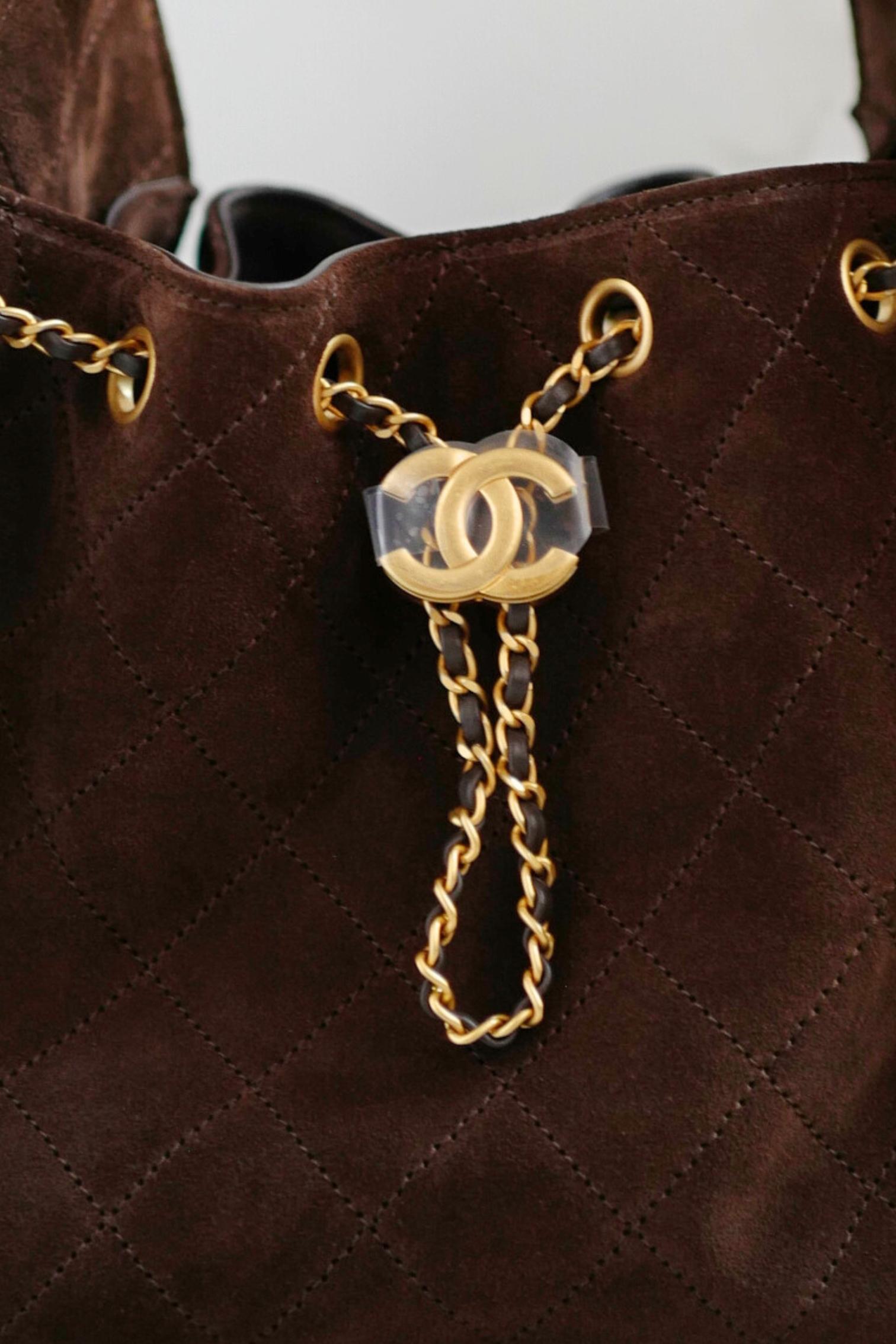 Chanel 25K Small Hobo Bag Dark Brown Suede with Gold Hardware en vente 4