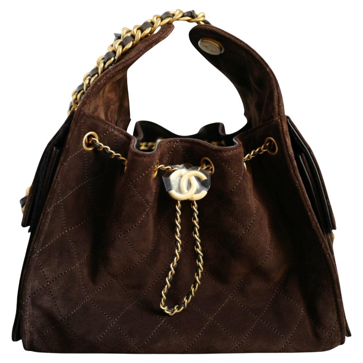 Borsa Chanel 25K Small Hobo in pelle scamosciata marrone scuro con finiture dorate