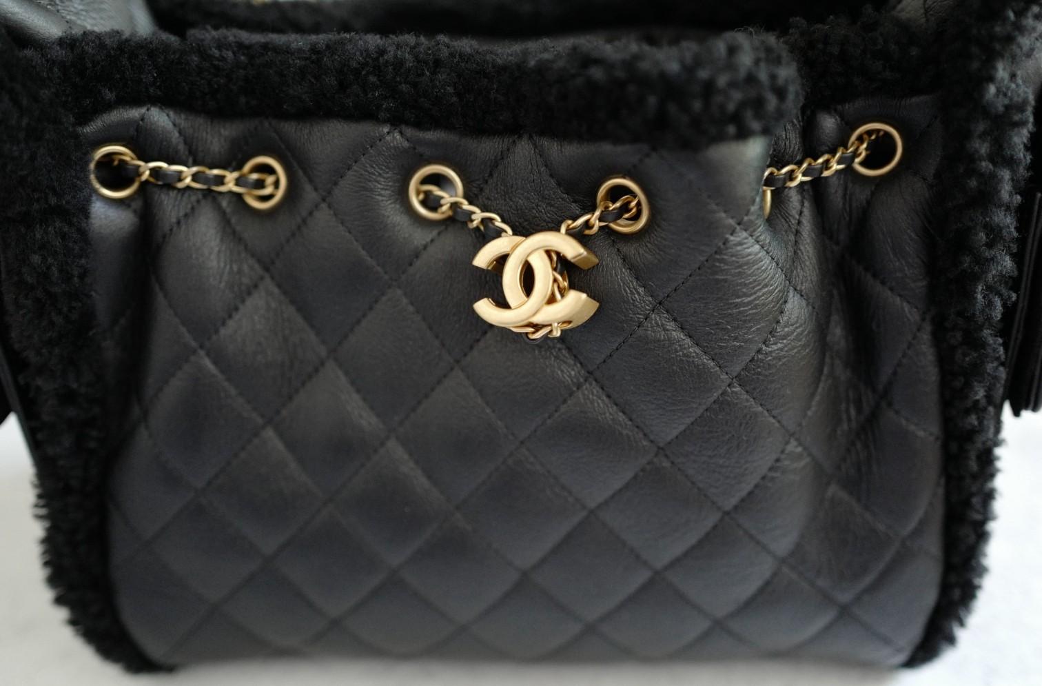 Chanel 25K - Petit sac hobo en cuir de veau et shearling noir - Ferrures en or en vente 6