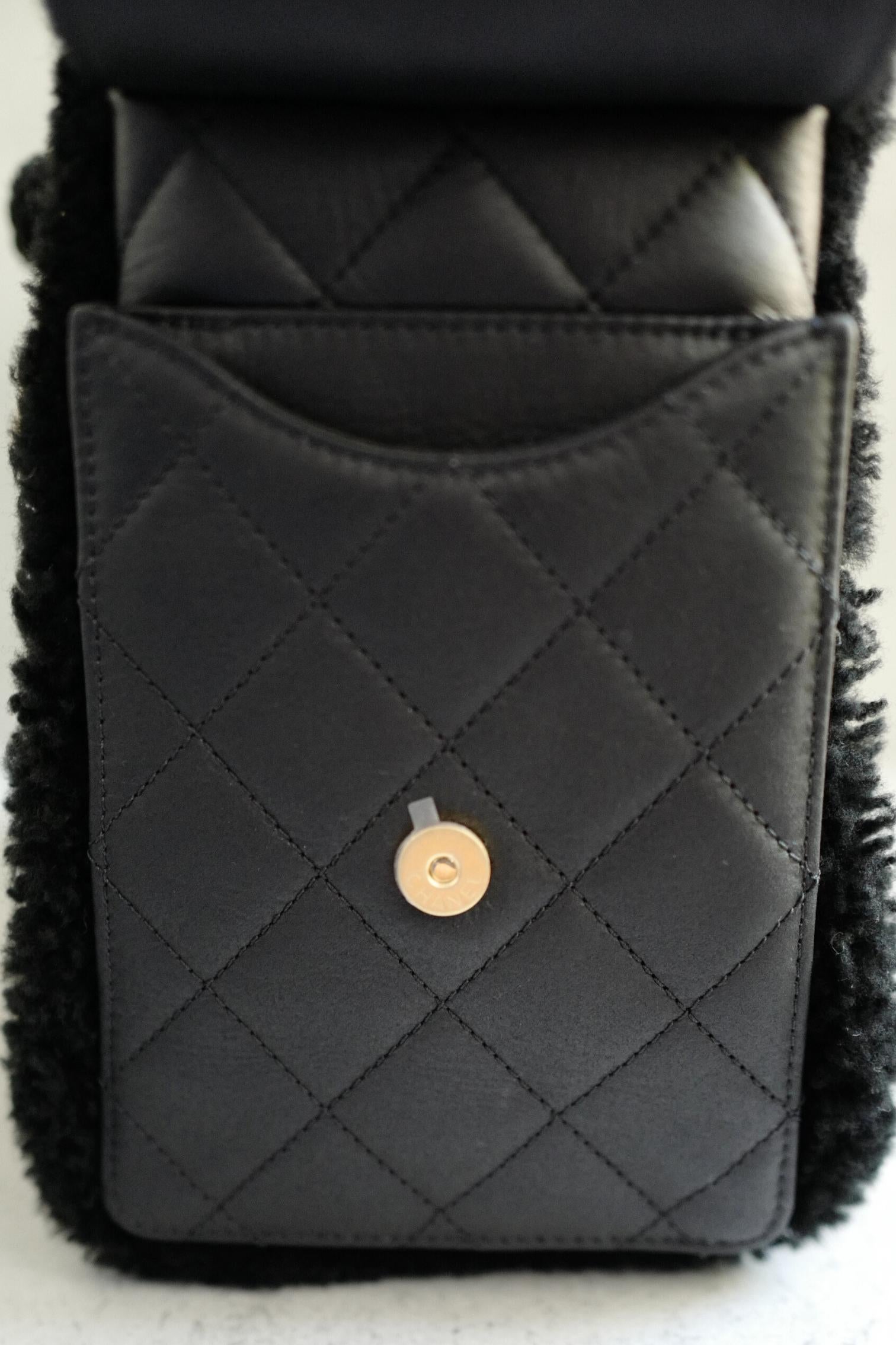Chanel 25K - Petit sac hobo en cuir de veau et shearling noir - Ferrures en or en vente 7