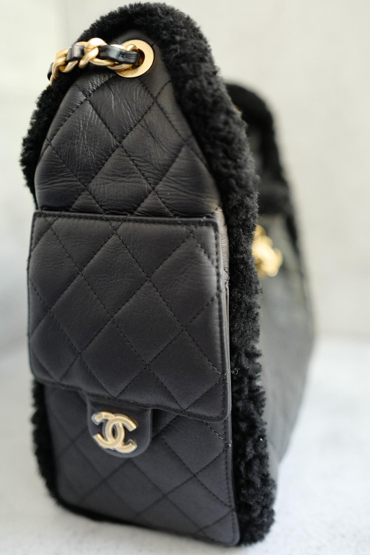 Chanel 25K - Petit sac hobo en cuir de veau et shearling noir - Ferrures en or en vente 8