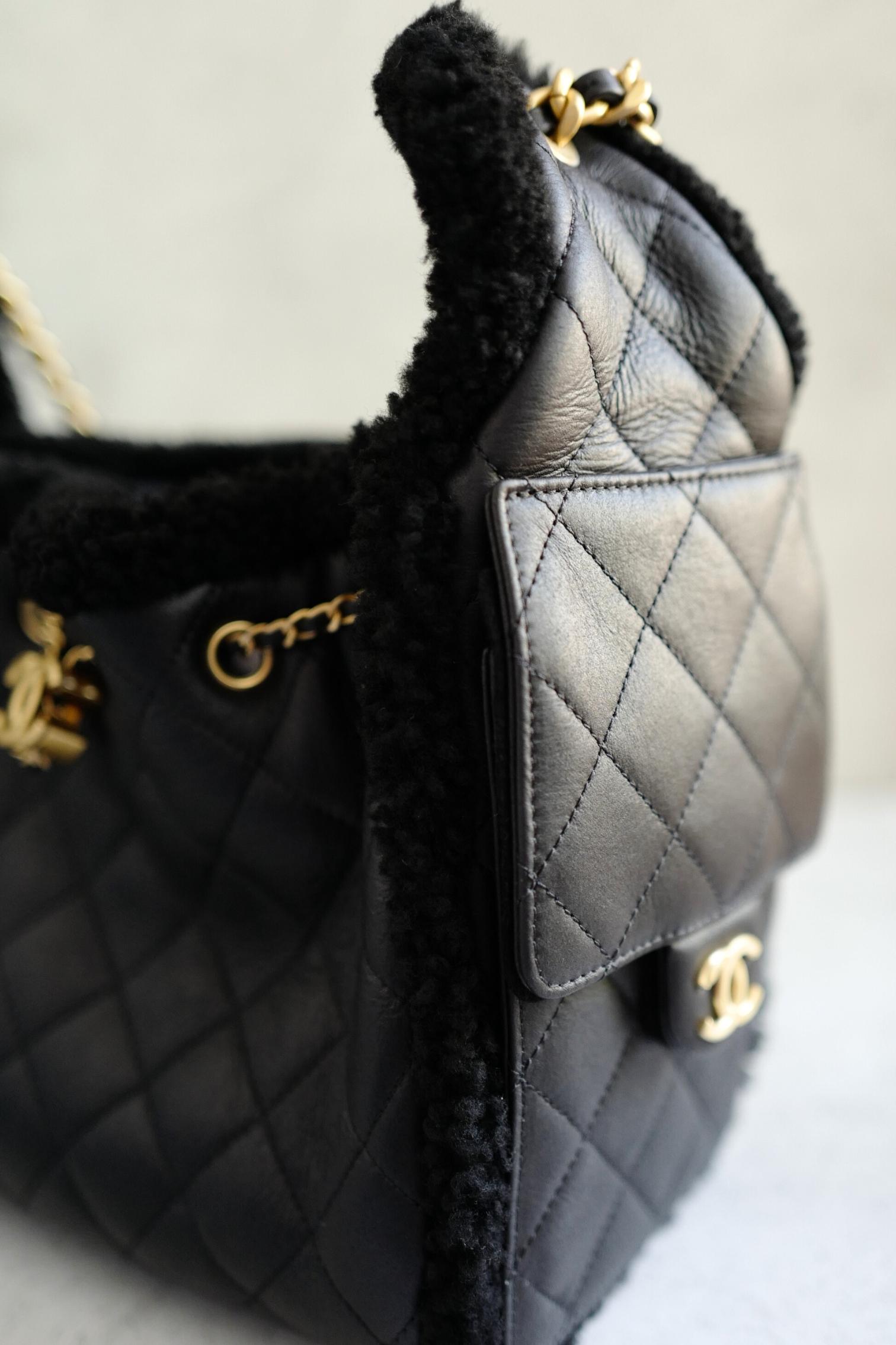Chanel 25K - Petit sac hobo en cuir de veau et shearling noir - Ferrures en or en vente 9