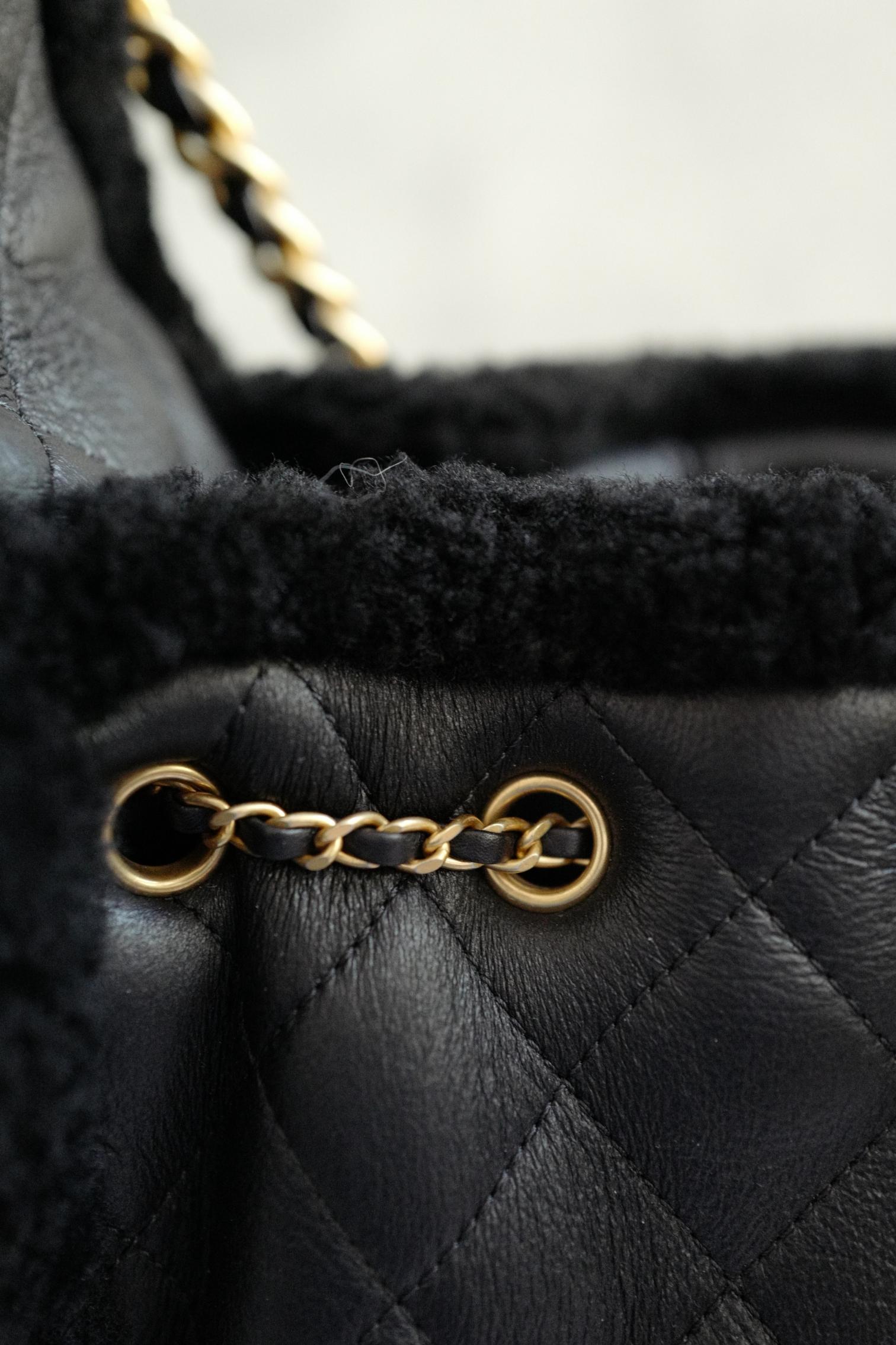 Chanel 25K - Petit sac hobo en cuir de veau et shearling noir - Ferrures en or en vente 10