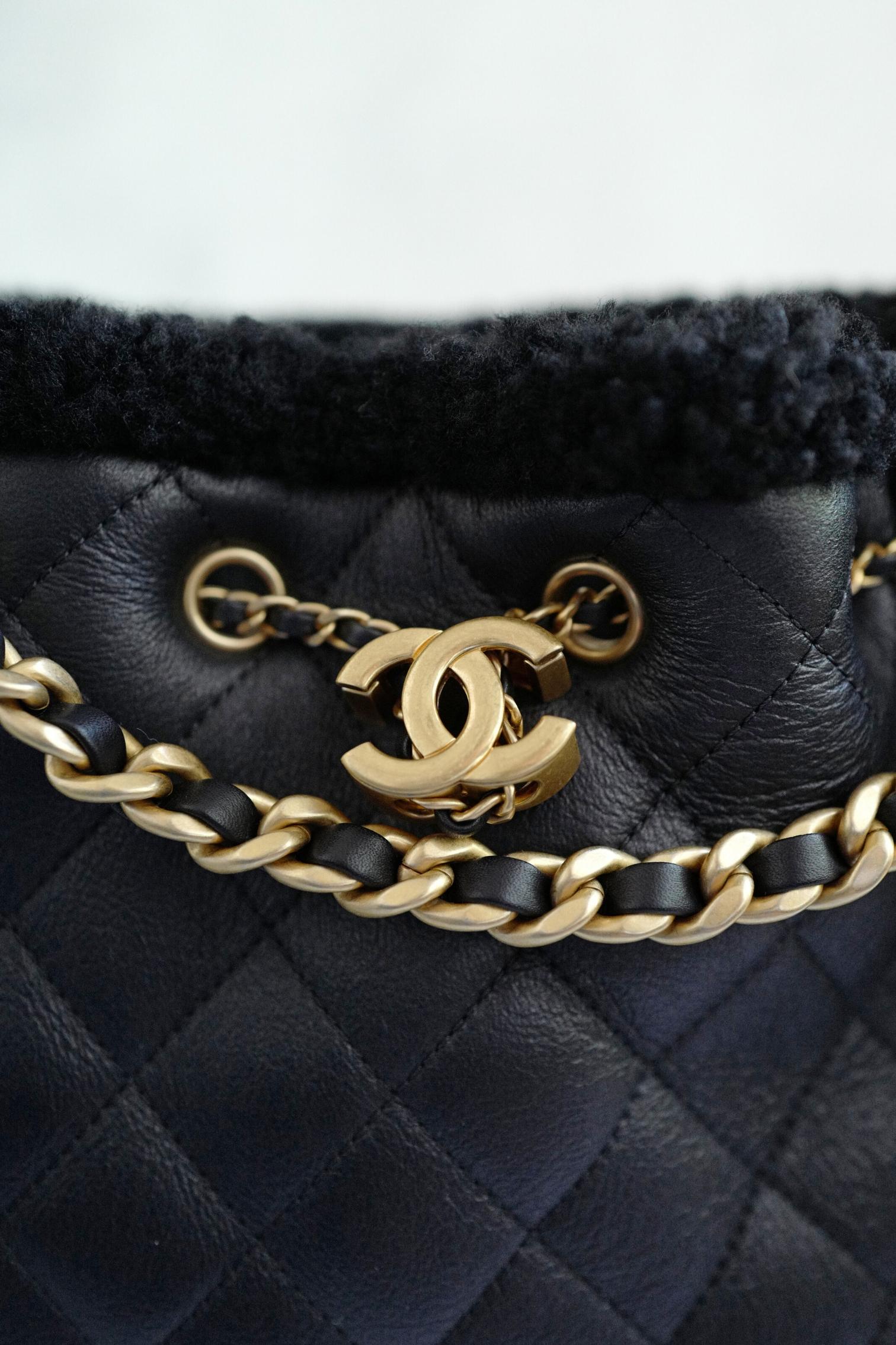 Chanel 25K - Petit sac hobo en cuir de veau et shearling noir - Ferrures en or en vente 11