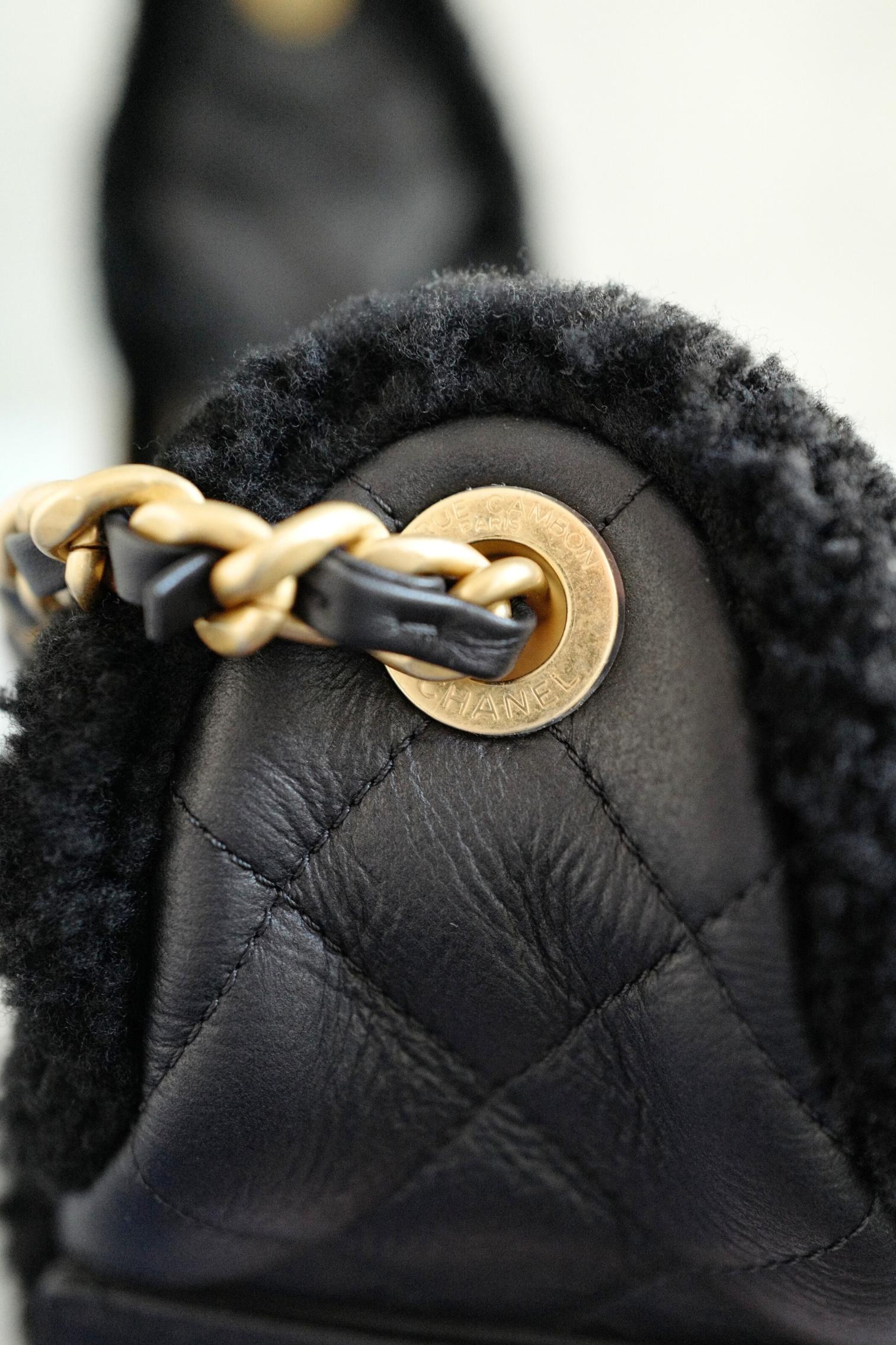Chanel 25K - Petit sac hobo en cuir de veau et shearling noir - Ferrures en or en vente 12