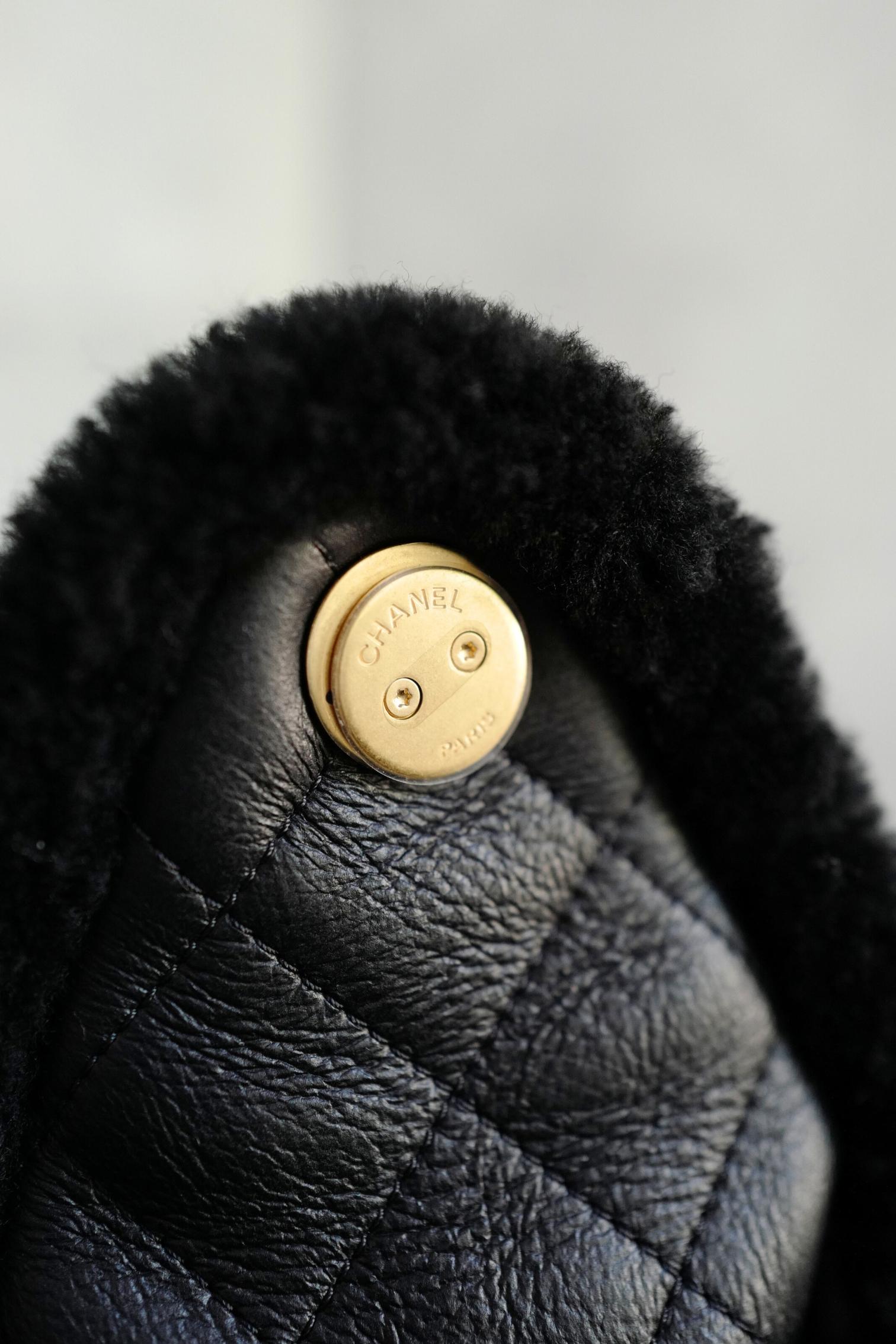 Chanel 25K - Petit sac hobo en cuir de veau et shearling noir - Ferrures en or en vente 13