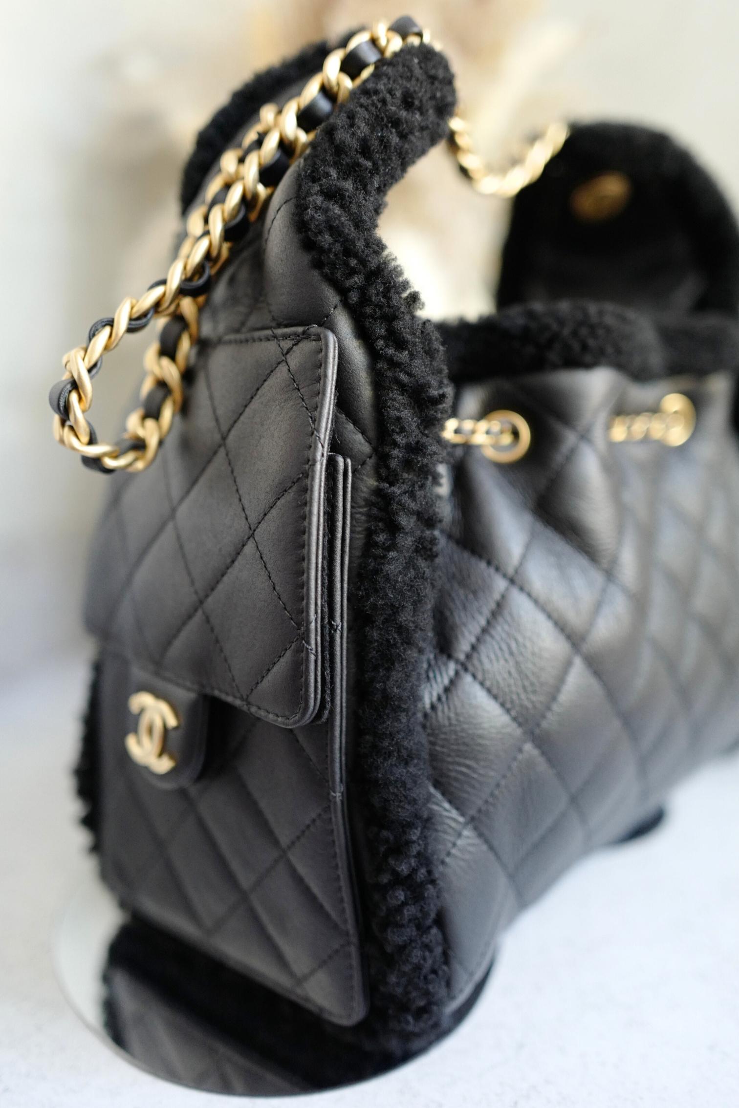 Chanel 25K - Petit sac hobo en cuir de veau et shearling noir - Ferrures en or en vente 14