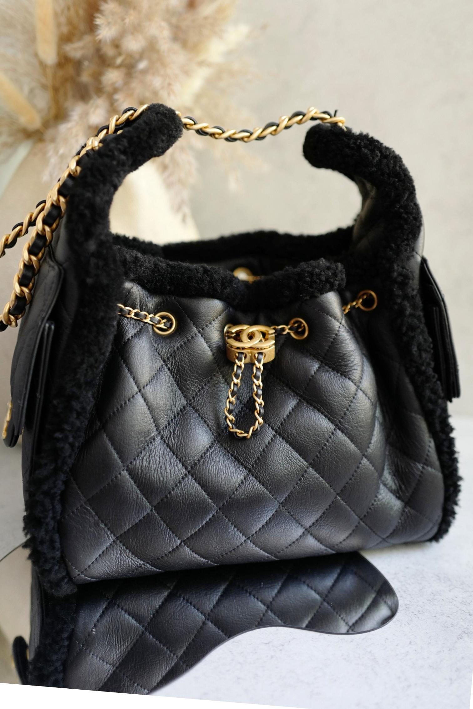 Chanel 25K - Petit sac hobo en cuir de veau et shearling noir - Ferrures en or en vente 15
