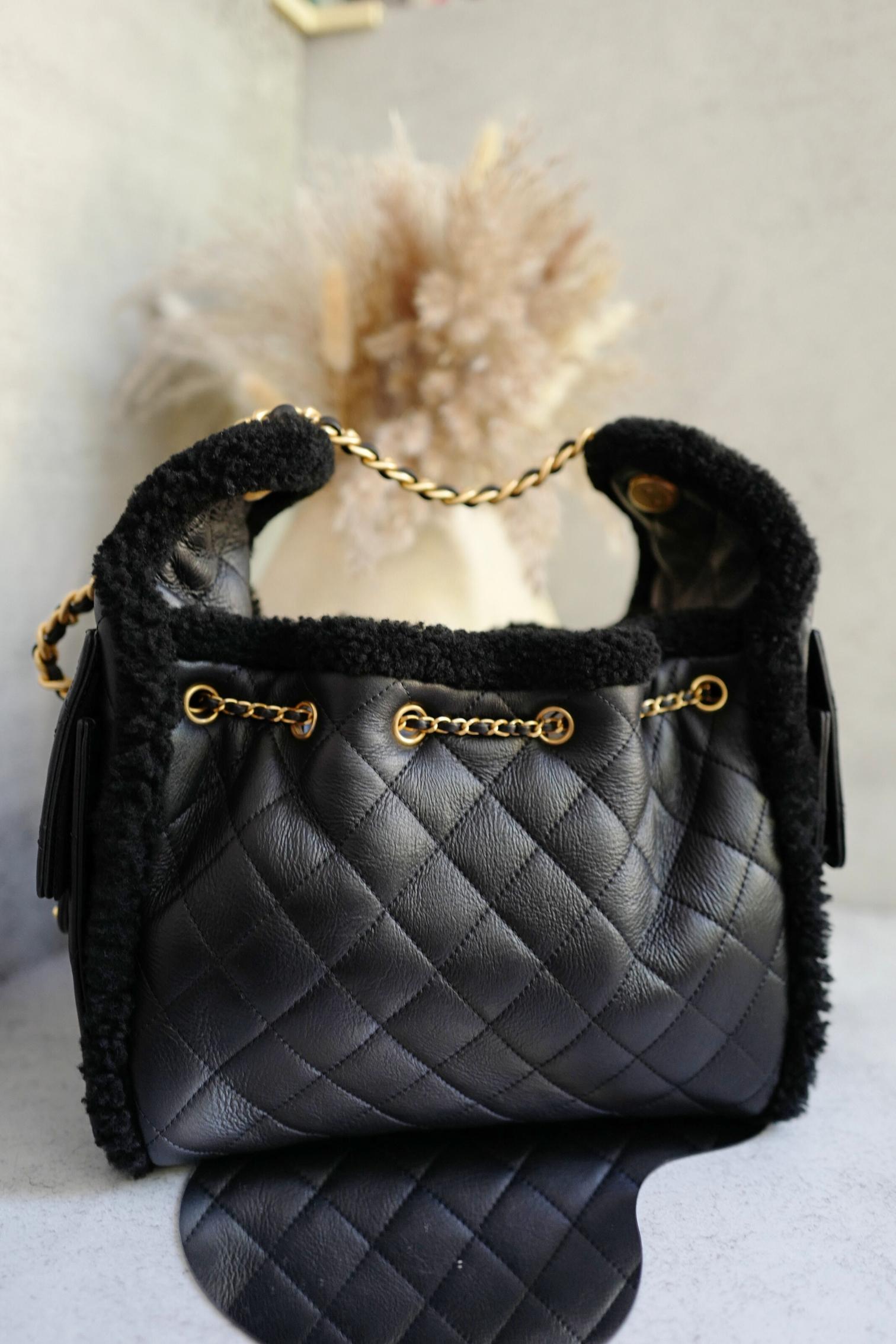Noir Chanel 25K - Petit sac hobo en cuir de veau et shearling noir - Ferrures en or en vente