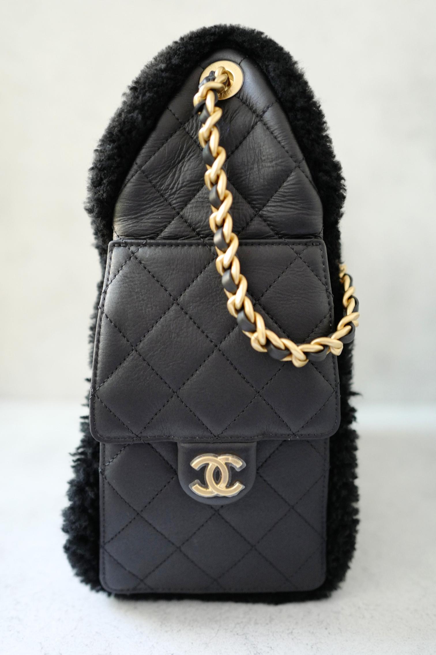Chanel 25K - Petit sac hobo en cuir de veau et shearling noir - Ferrures en or Neuf - En vente à Forest Park, GA