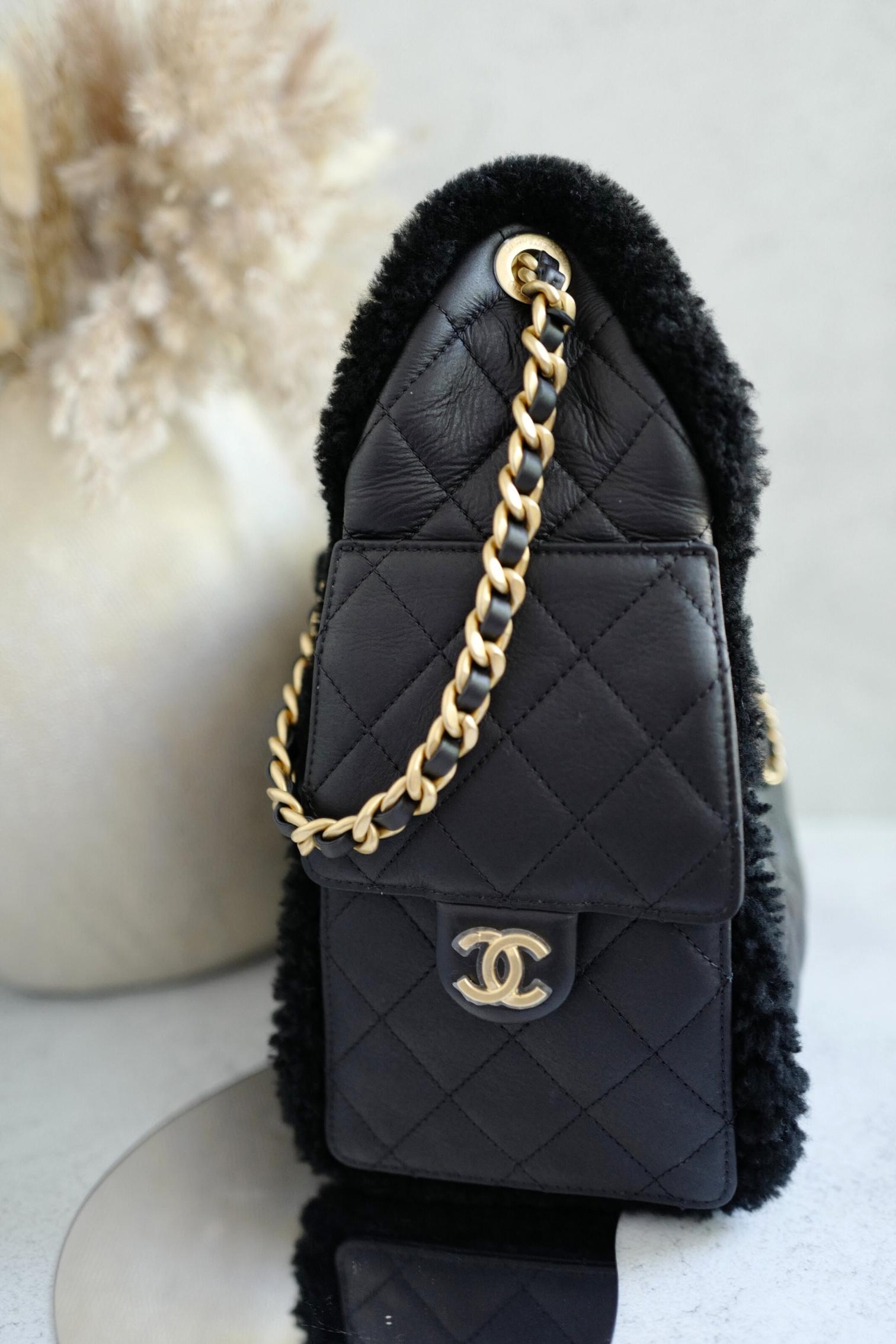 Chanel 25K - Petit sac hobo en cuir de veau et shearling noir - Ferrures en or Pour femmes en vente