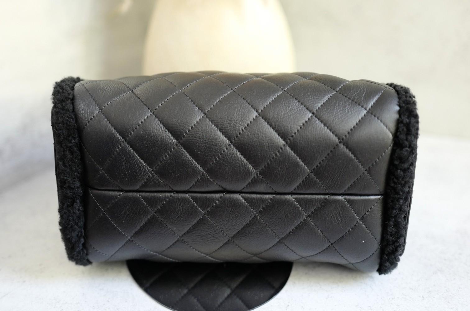 Chanel 25K - Petit sac hobo en cuir de veau et shearling noir - Ferrures en or en vente 1
