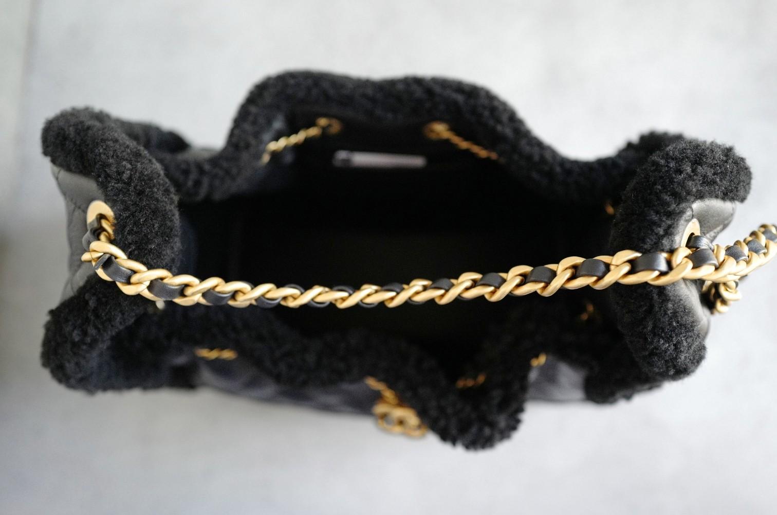 Chanel 25K - Petit sac hobo en cuir de veau et shearling noir - Ferrures en or en vente 2